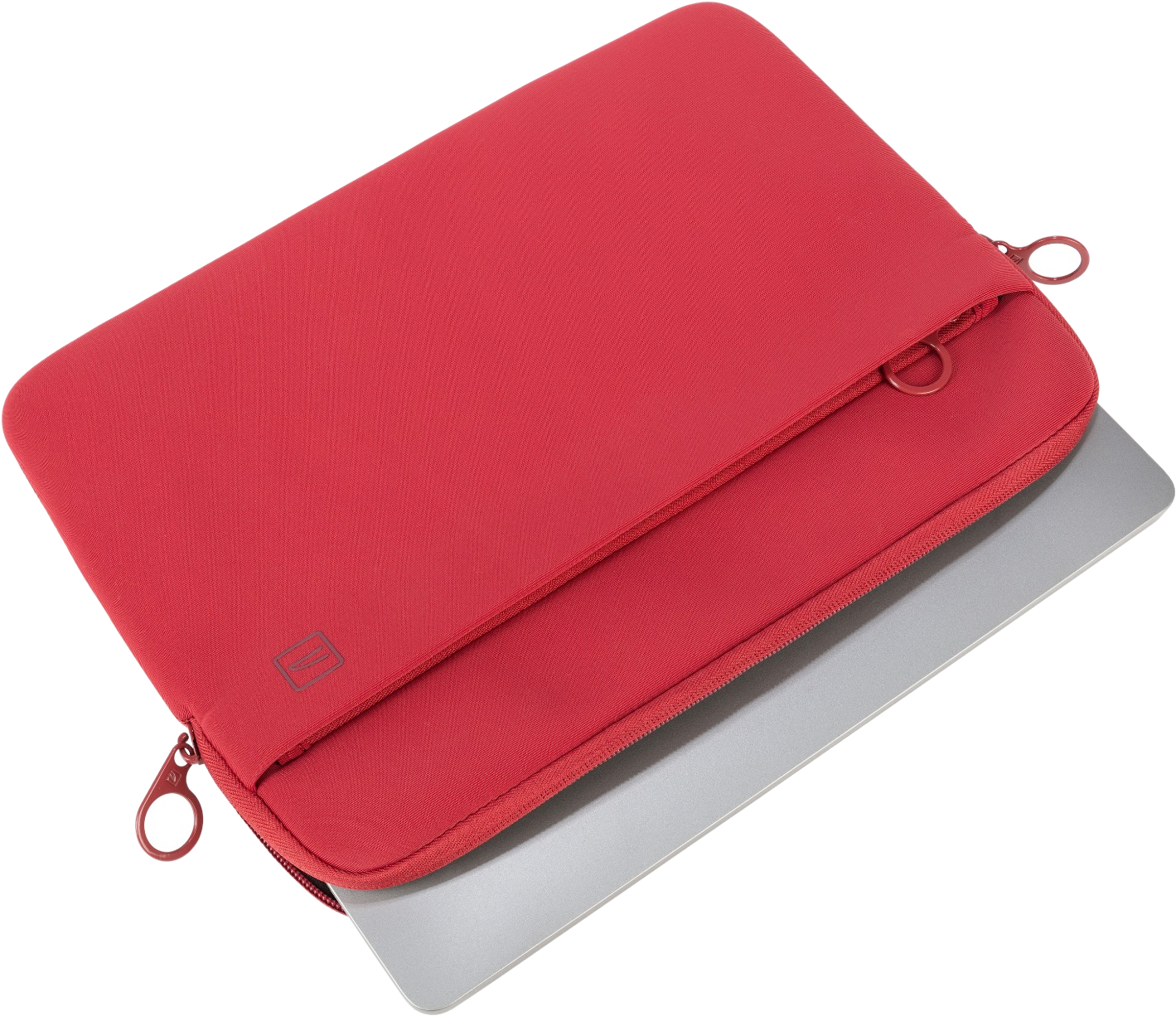 Une housse d'ordinateur portable rouge avec un ordinateur portable argenté partiellement inséré, avec deux tirettes.