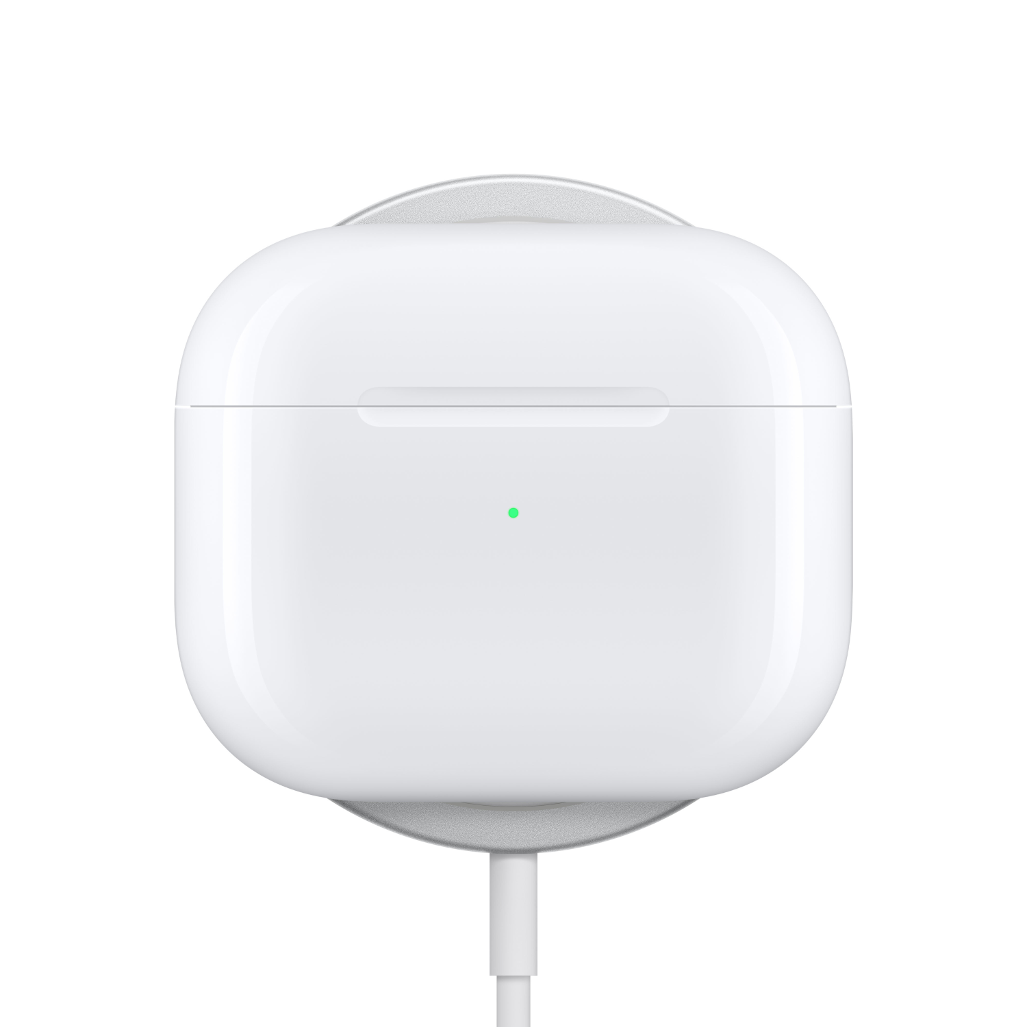Witte Apple AirPods oplaadcase op een wit oplaadpad met een witte kabel.