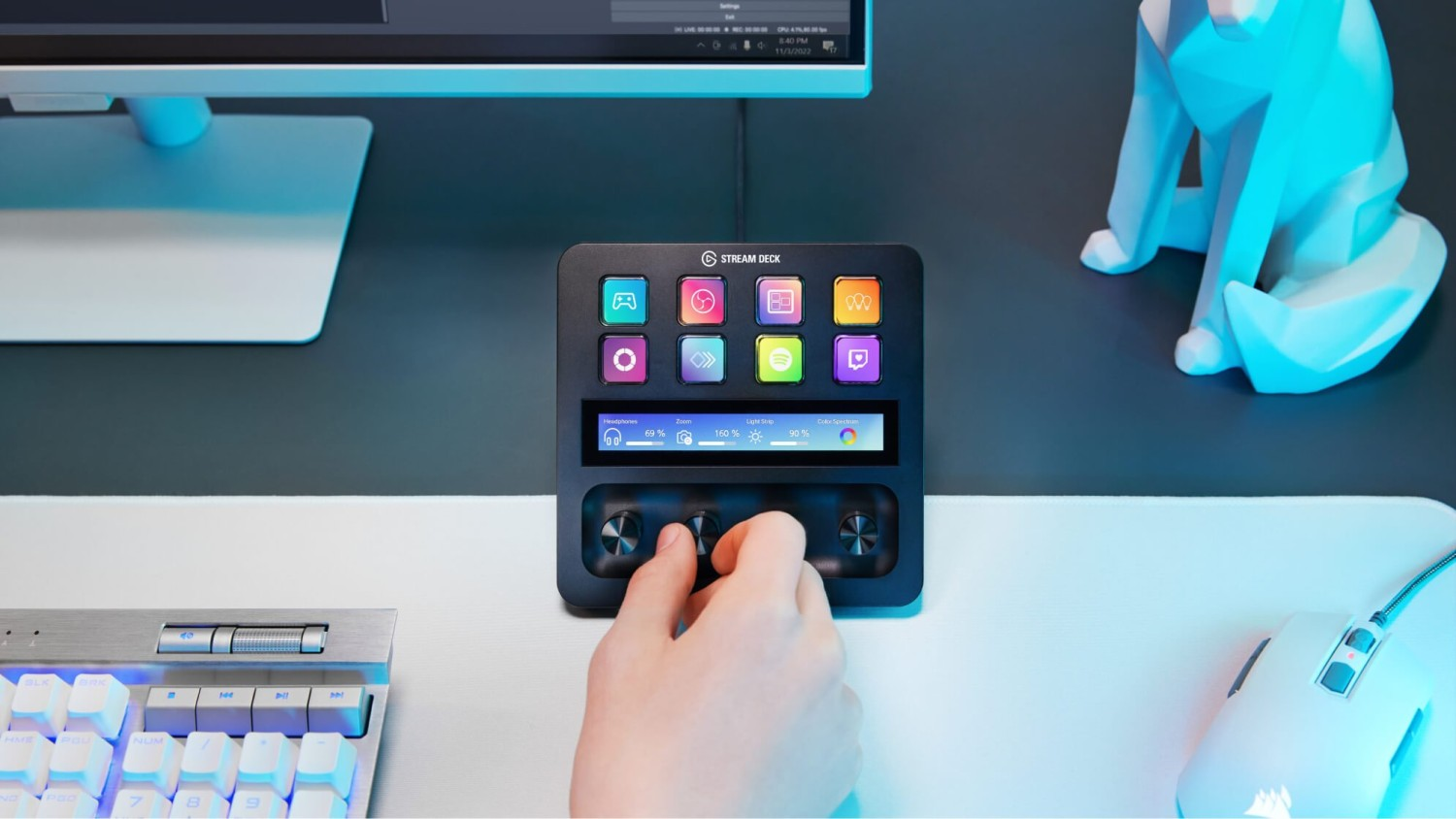 Schwarzes Stream Deck-Gerät mit mehreren Tasten und einem Display auf einem Schreibtisch.