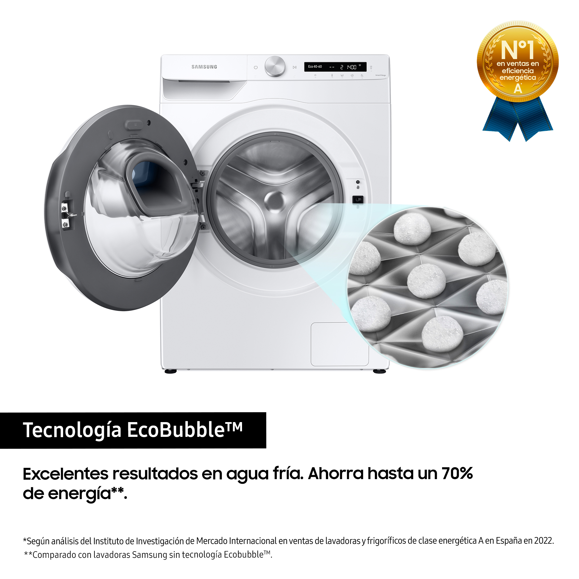 Lavadora Samsung con puerta abierta, mostrando la tecnología Ecobubble y una etiqueta energética.