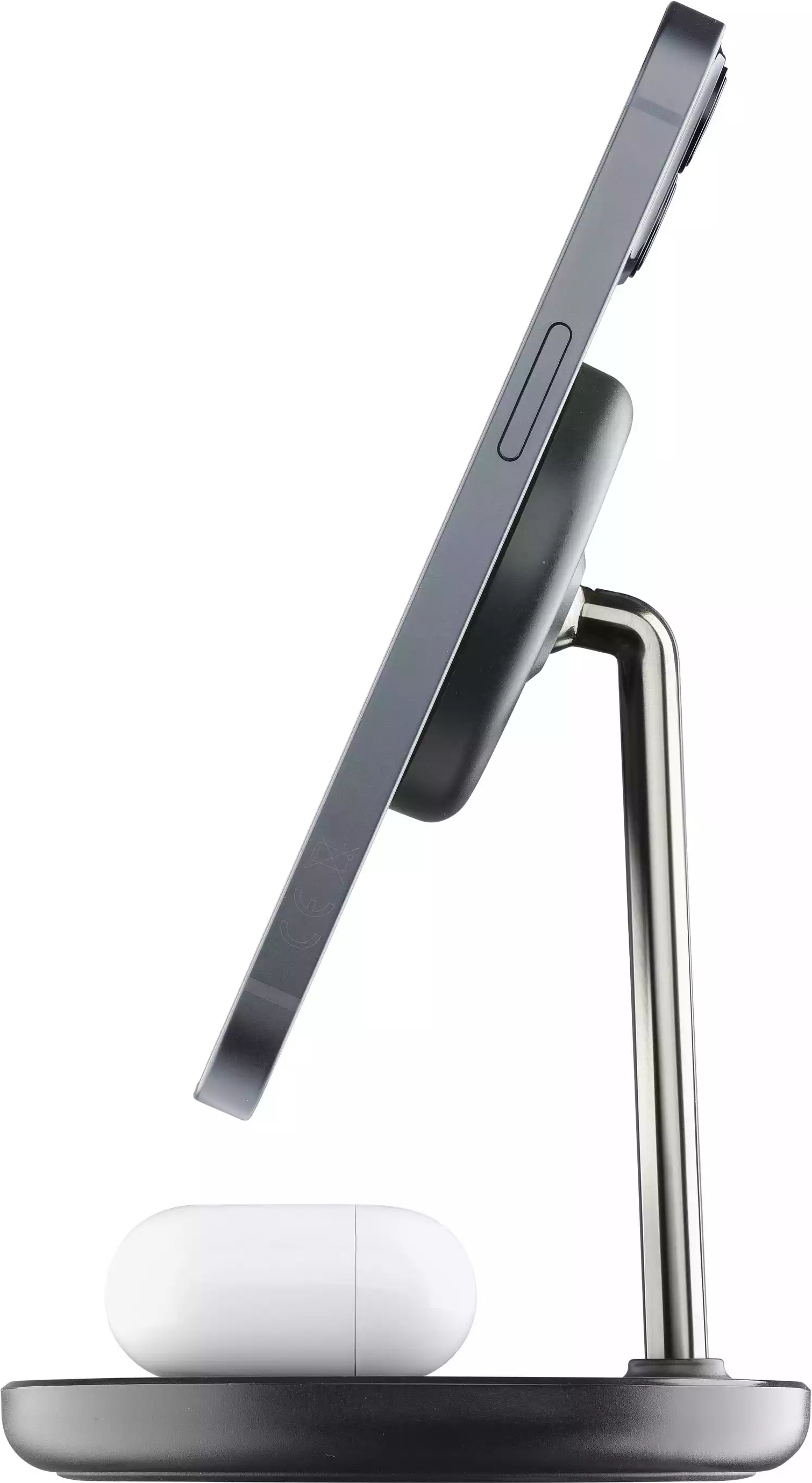 Vue latérale d'un socle de chargement contenant un téléphone et des AirPods.