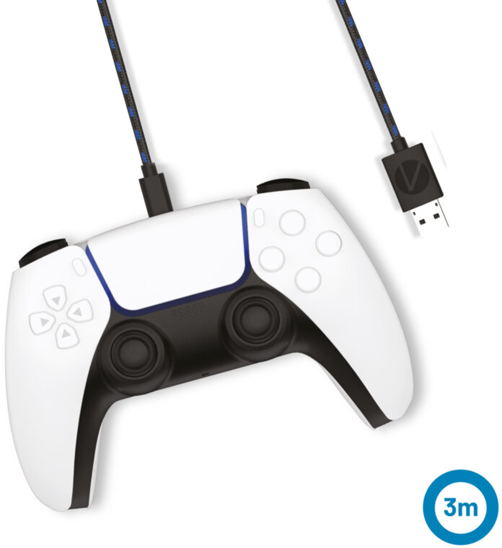 Manette PS5 blanche avec centre noir et câble USB avec motif bleu et noir.