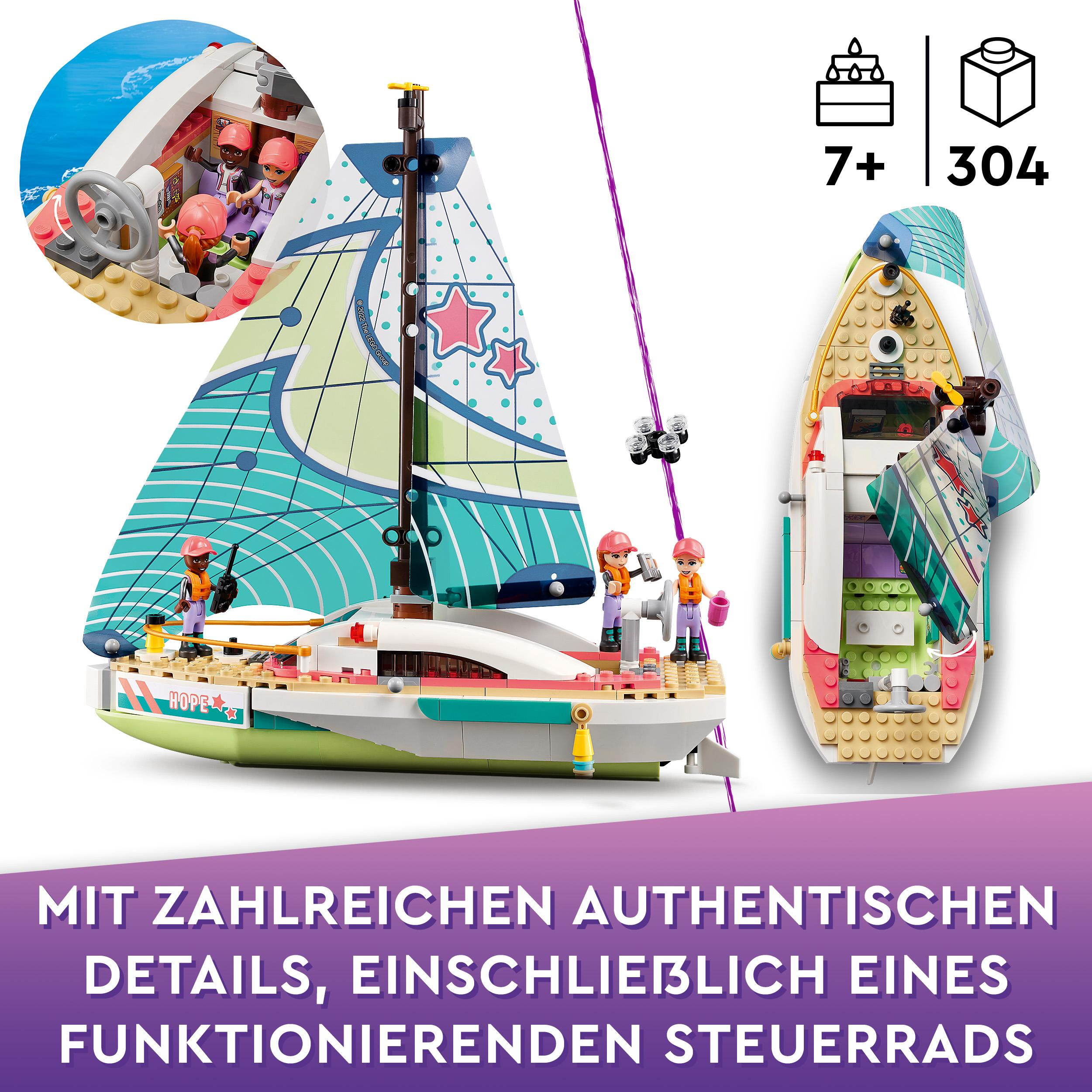 LEGO Friends Segelboot-Set. Detailansicht des Bootes mit Figuren, einschließlich Steuerrad.