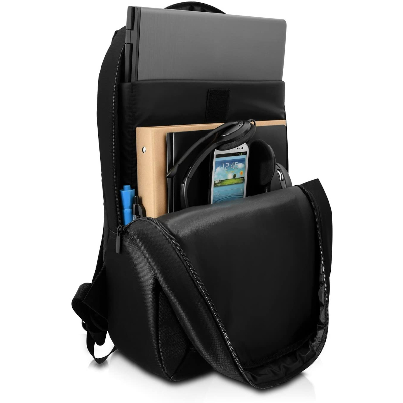 Mochila negra con portátil, carpetas, auriculares y teléfono dentro.