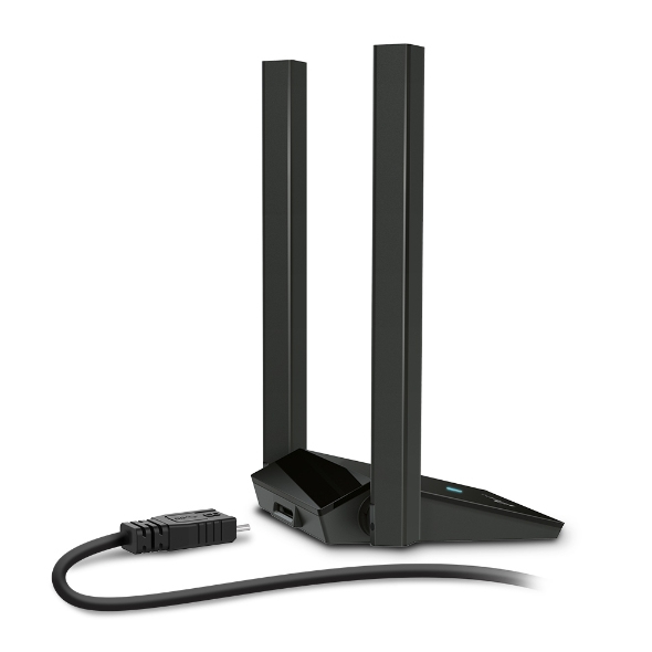 Enrutador inalámbrico negro con dos antenas verticales y un cable USB conectado, sobre un fondo blanco.
