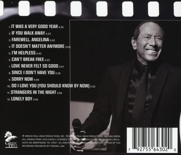 Ein Schwarz-Weiß-Foto eines Mannes, der in ein Mikrofon singt, mit einem CD-Cover.