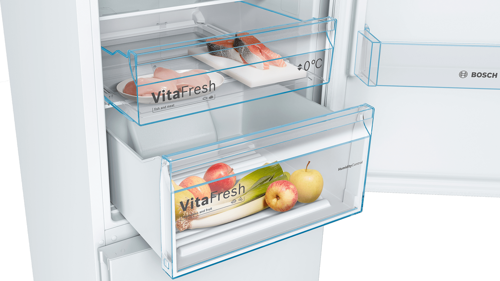 Refrigerador con cajones abiertos con comida: pescado, pollo, manzanas, puerros.