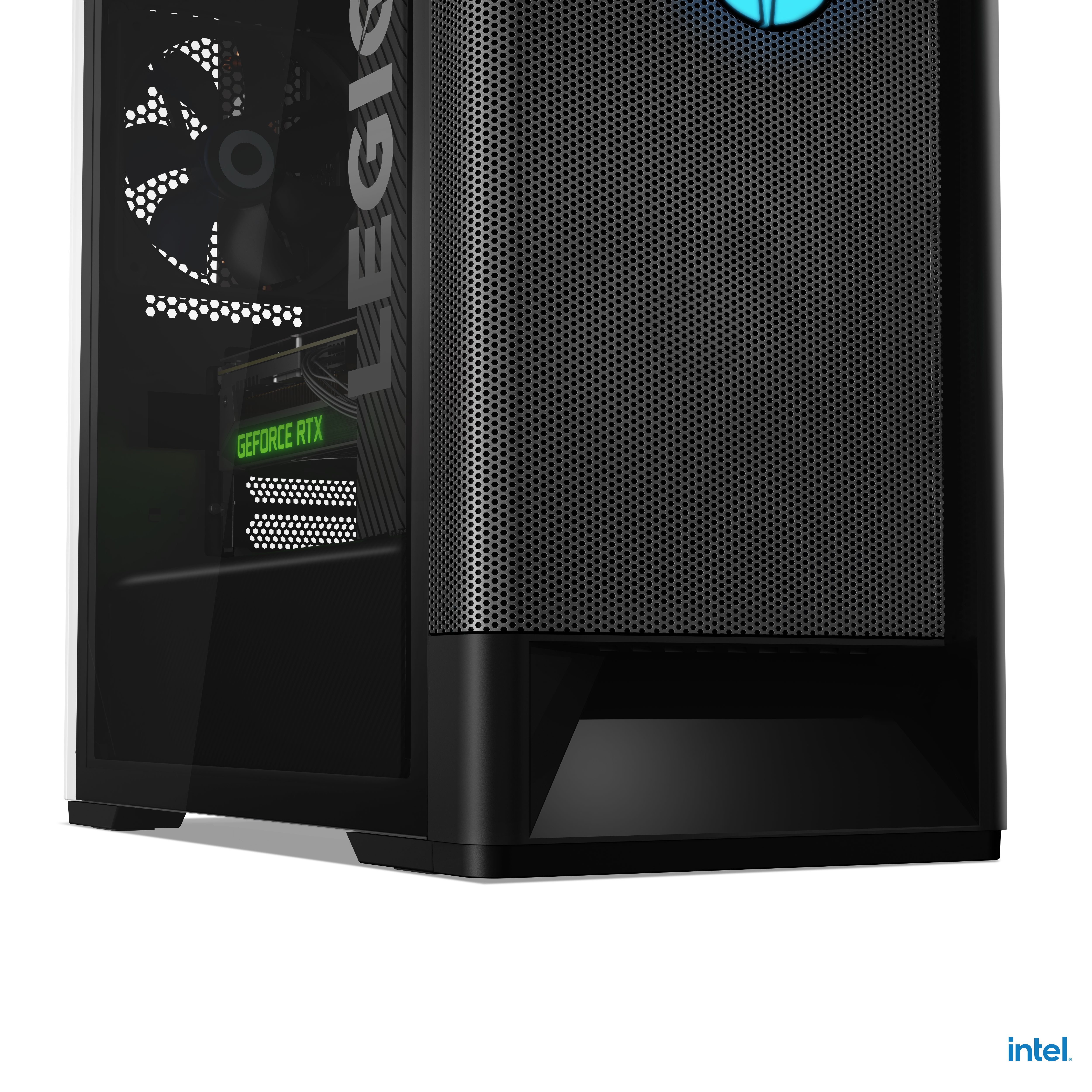 Torre de PC para juegos negra con frontal de malla y panel lateral de cristal. La torre está sobre un fondo blanco.