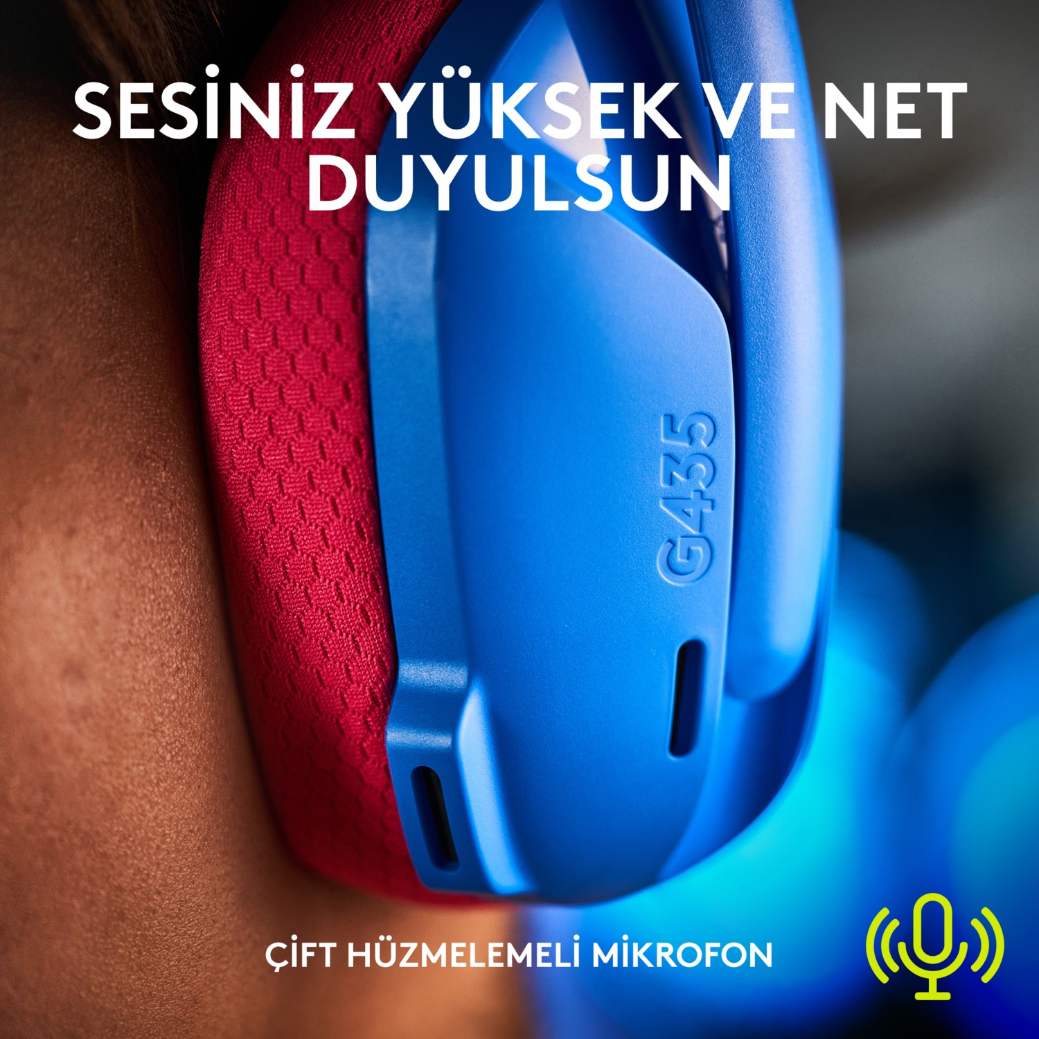 Mavi ve kırmızı kulaklık takan bir kişinin kulağı. Türkçe metin 'Sesiniz yüksek ve net duyulsun' diyor.