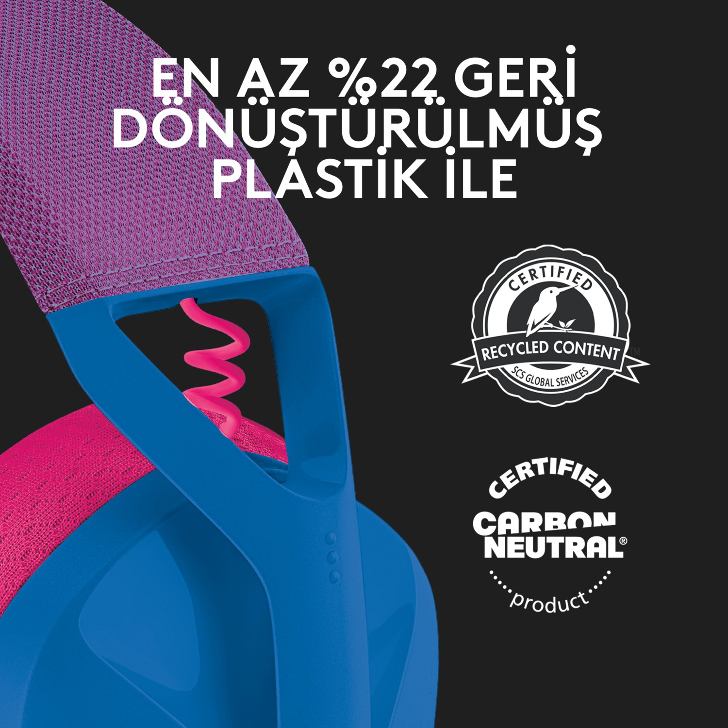 Mavi ve pembe kulaklığın yakın çekimi. Metin, "En az %22 geri dönüştürülmüş plastik" diyor.