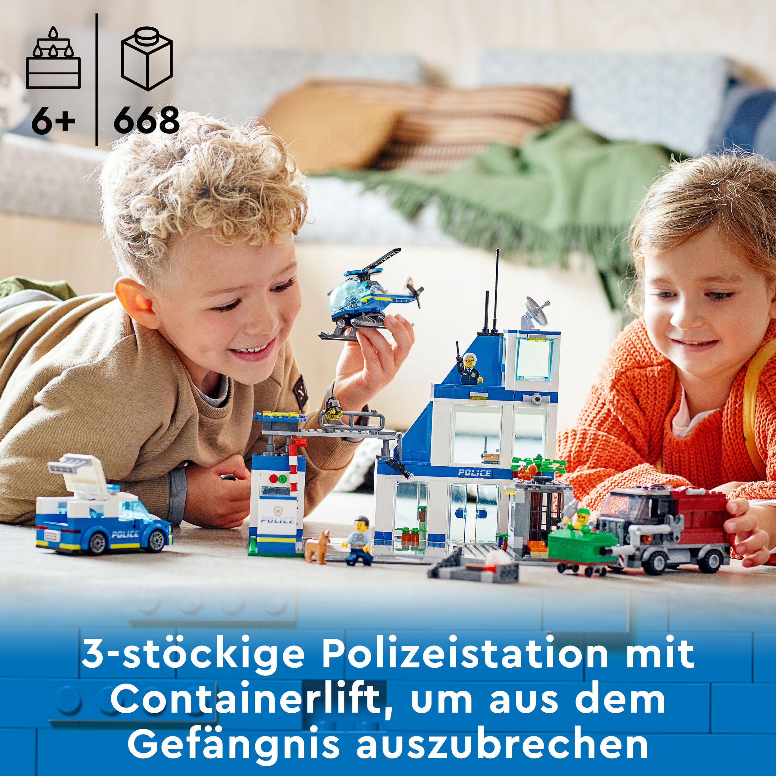 Kinder spielen mit einem Lego-Polizeistation-Set mit Polizeiauto, Hubschrauber und Figuren.