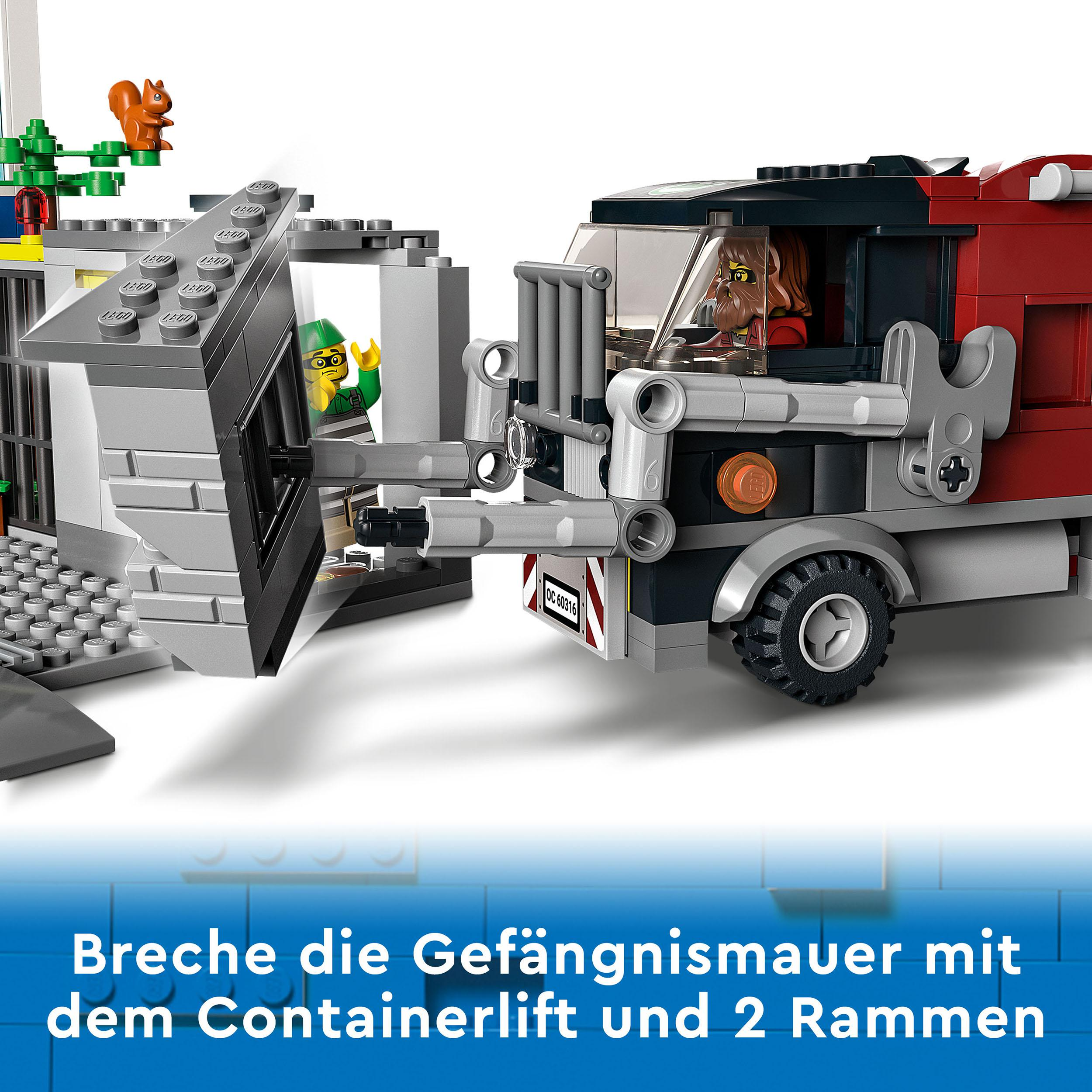 Eine LEGO-Szene mit einem rot-schwarzen LKW, der eine Gefängnismauer durchbricht. Figuren und ein Eichhörnchen sind da.