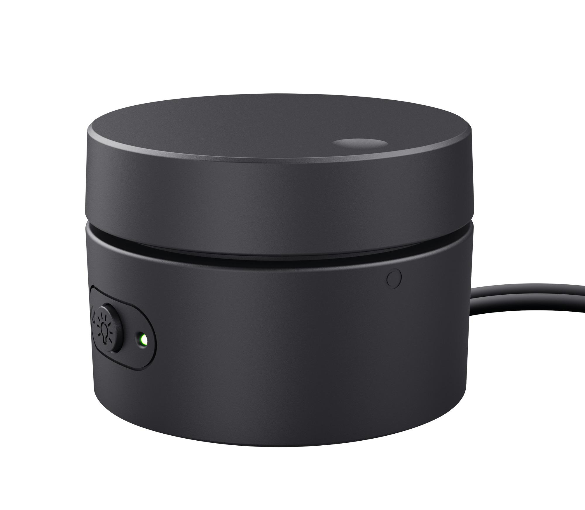 Ein runder, schwarzer Smart-Home-Hub mit einer Power-Taste, einer grünen LED und angeschlossenem Kabel.