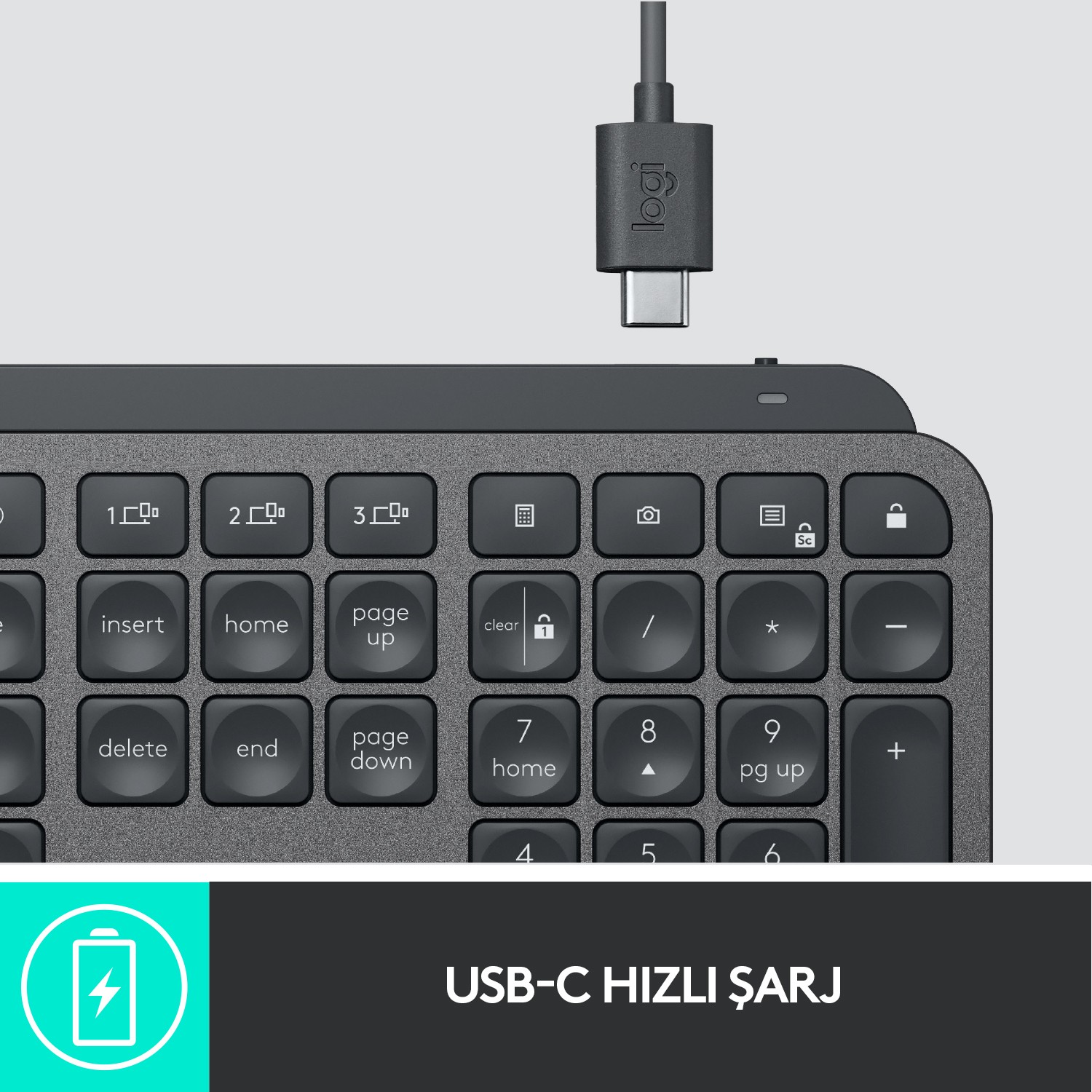 USB-C kablosu ve pil simgesi olan koyu gri klavye. Metin: USB-C HIZLI ŞARJ.