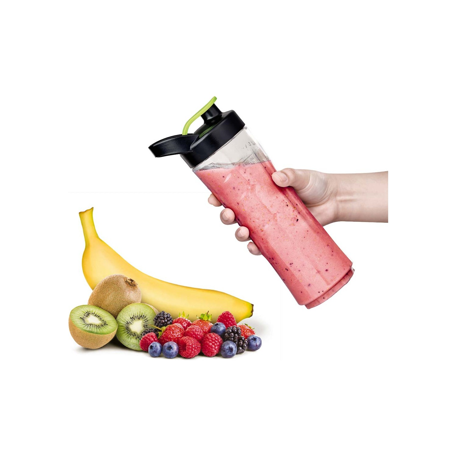 Elinde pembe smoothie'li bir blender tutan el. Muz, kivi, çilek gibi meyveler sahnede.