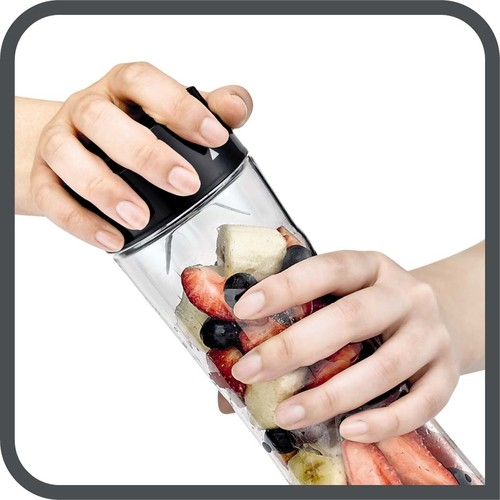 Eller içinde meyve ve sebzeler bulunan şeffaf bir blender tutuyor.