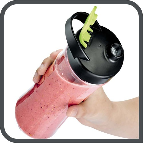 Pembe bir smoothie ile dolu şeffaf bir şişe tutan bir el, siyah bir kapak ve yeşil bir kapak ile.