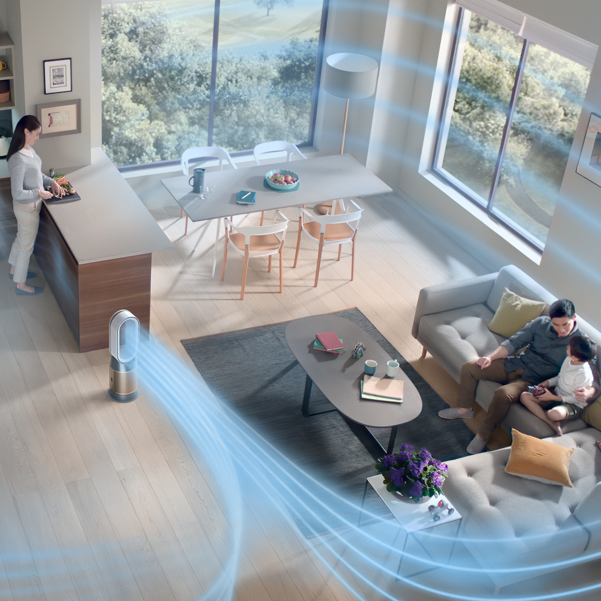 Famille dans un salon avec un ventilateur Dyson. Le ventilateur est doré, devant un canapé. Lumière naturelle.