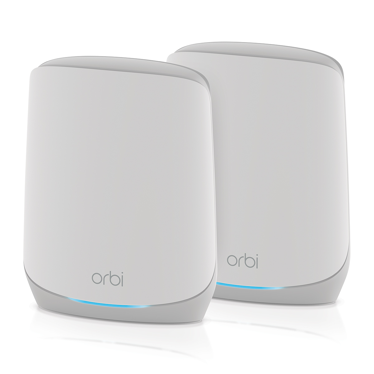 Zwei weiße Orbi WLAN-Geräte. Jedes hat ein 'orbi'-Logo und ein blaues Licht an der Unterseite.