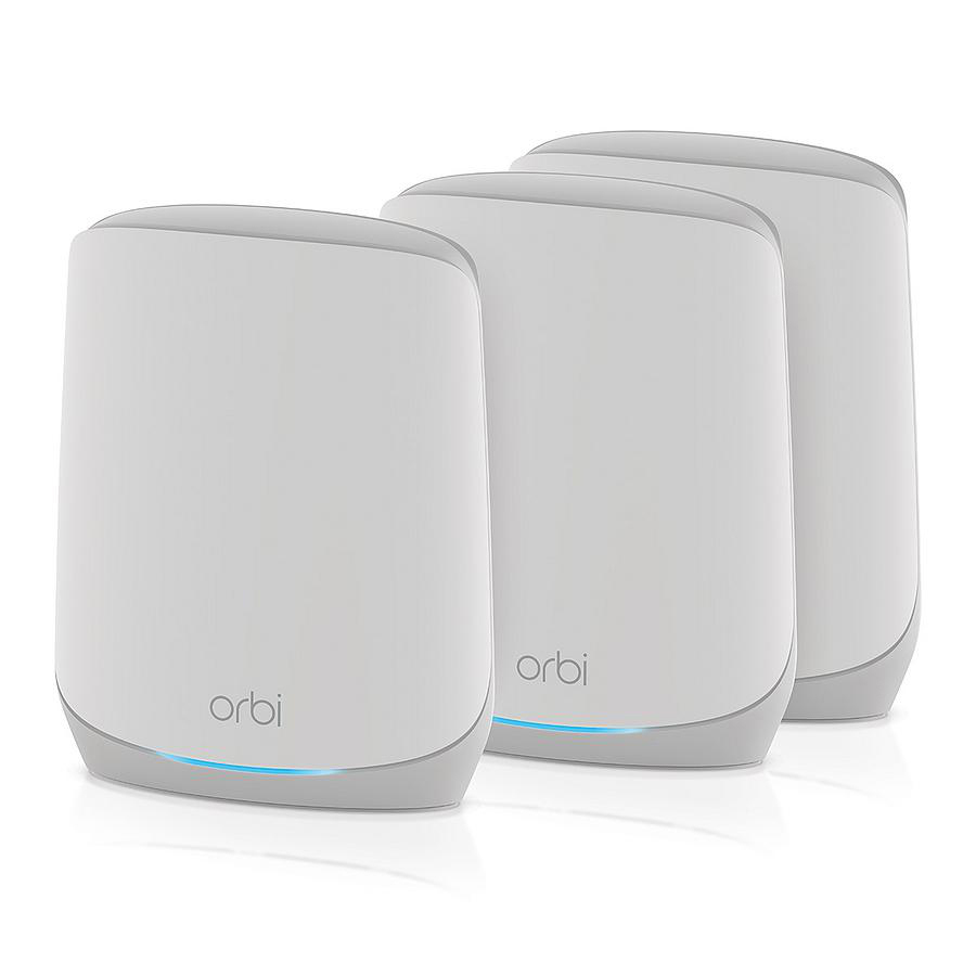 Drei weiße Orbi Mesh-WLAN-Geräte auf weißem Hintergrund. Blaues Licht am unteren Rand jedes Geräts.