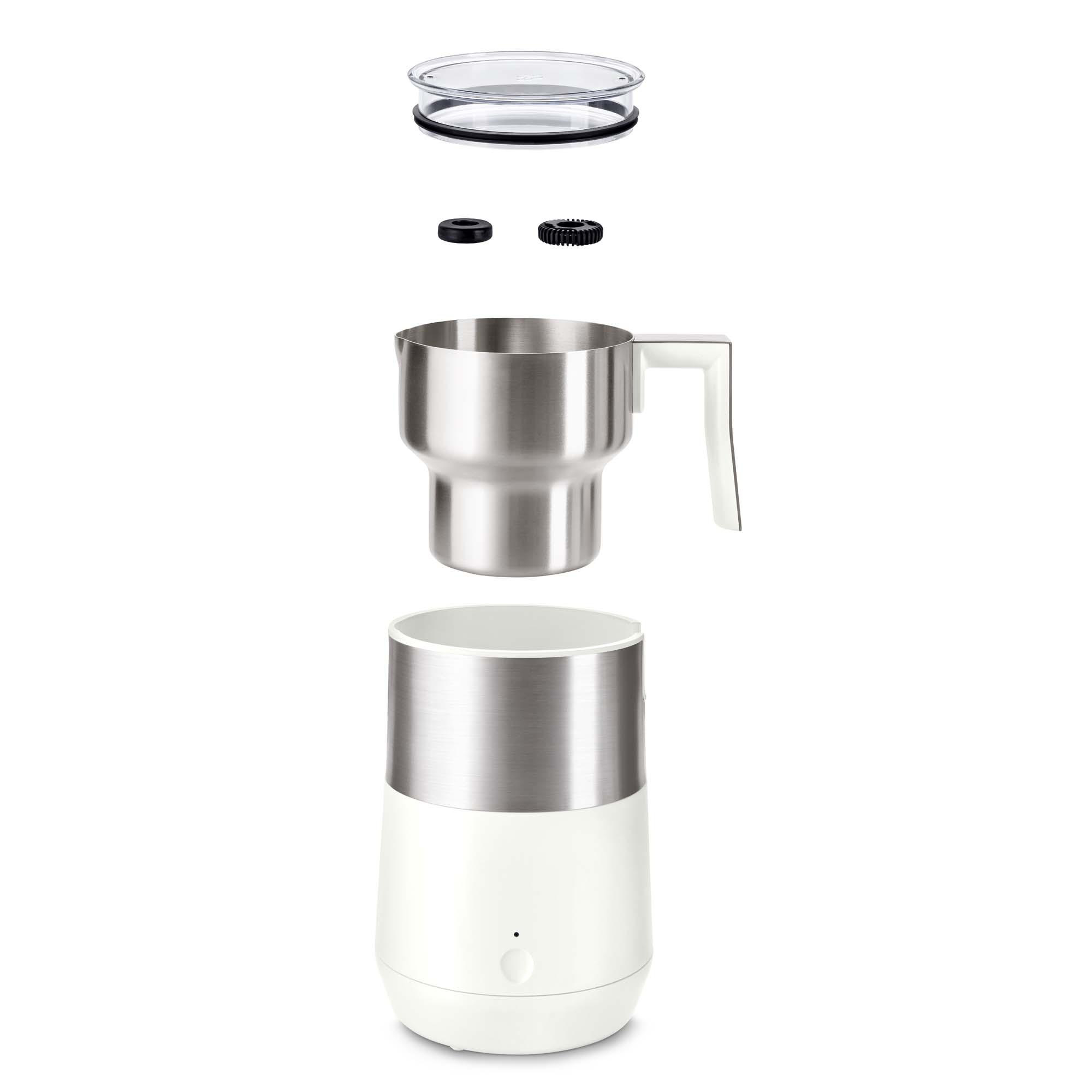Zerlegte Teile einer weißen und silbernen Kaffeemaschine. Oberer Deckel, Becher und Sockel sind sichtbar.