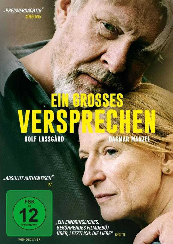 Filmposter. Ein Mann umarmt eine Frau. Titel: Ein Großes Versprechen. Der Poster enthält Text und Bewertungen.