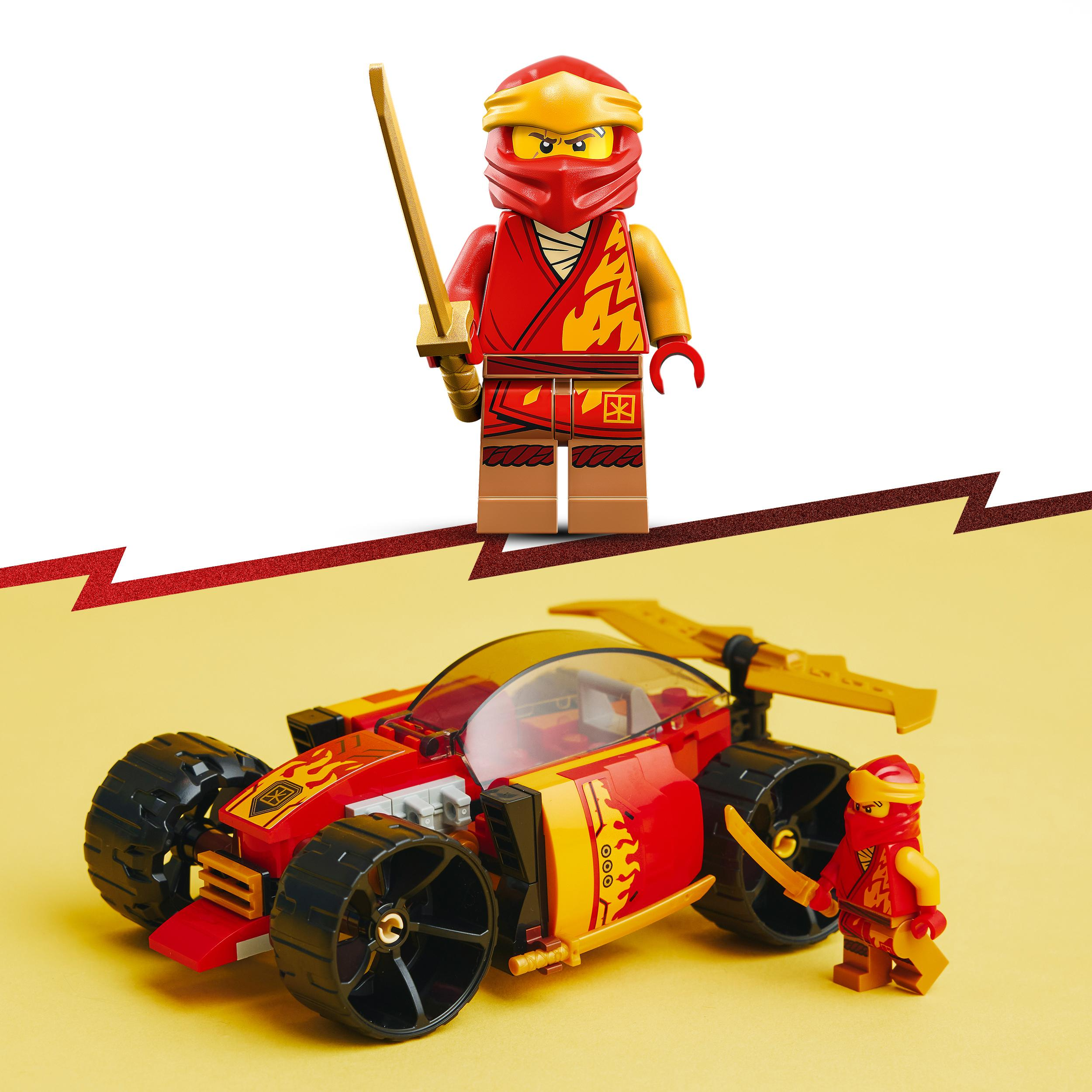 Lego Ninjago Set mit Figuren und einem roten Auto.
