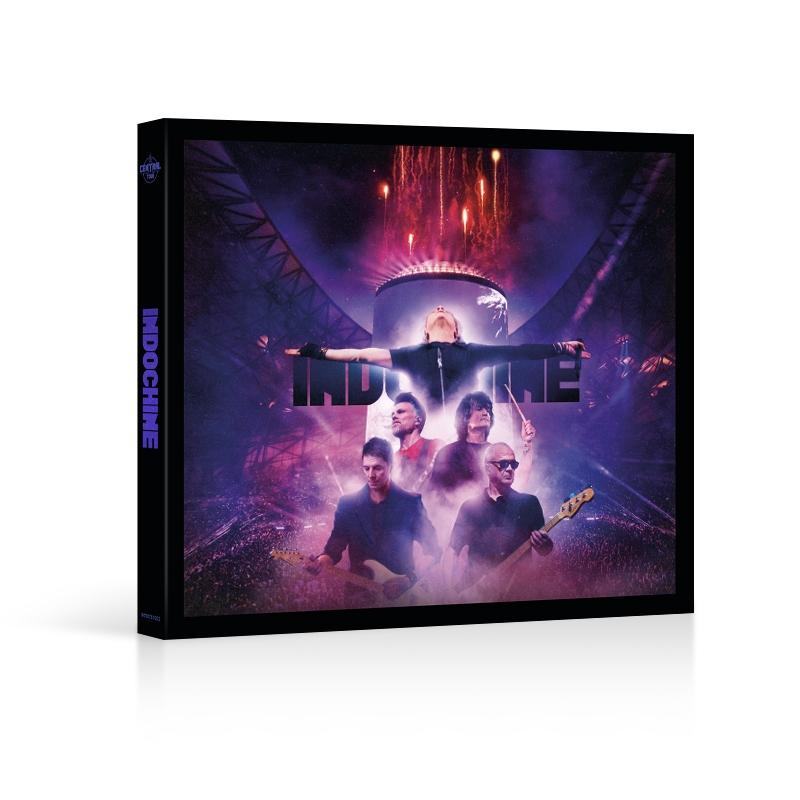 CD-hoes voor Indochine, een band, met bandleden en een podium met vuurwerk.