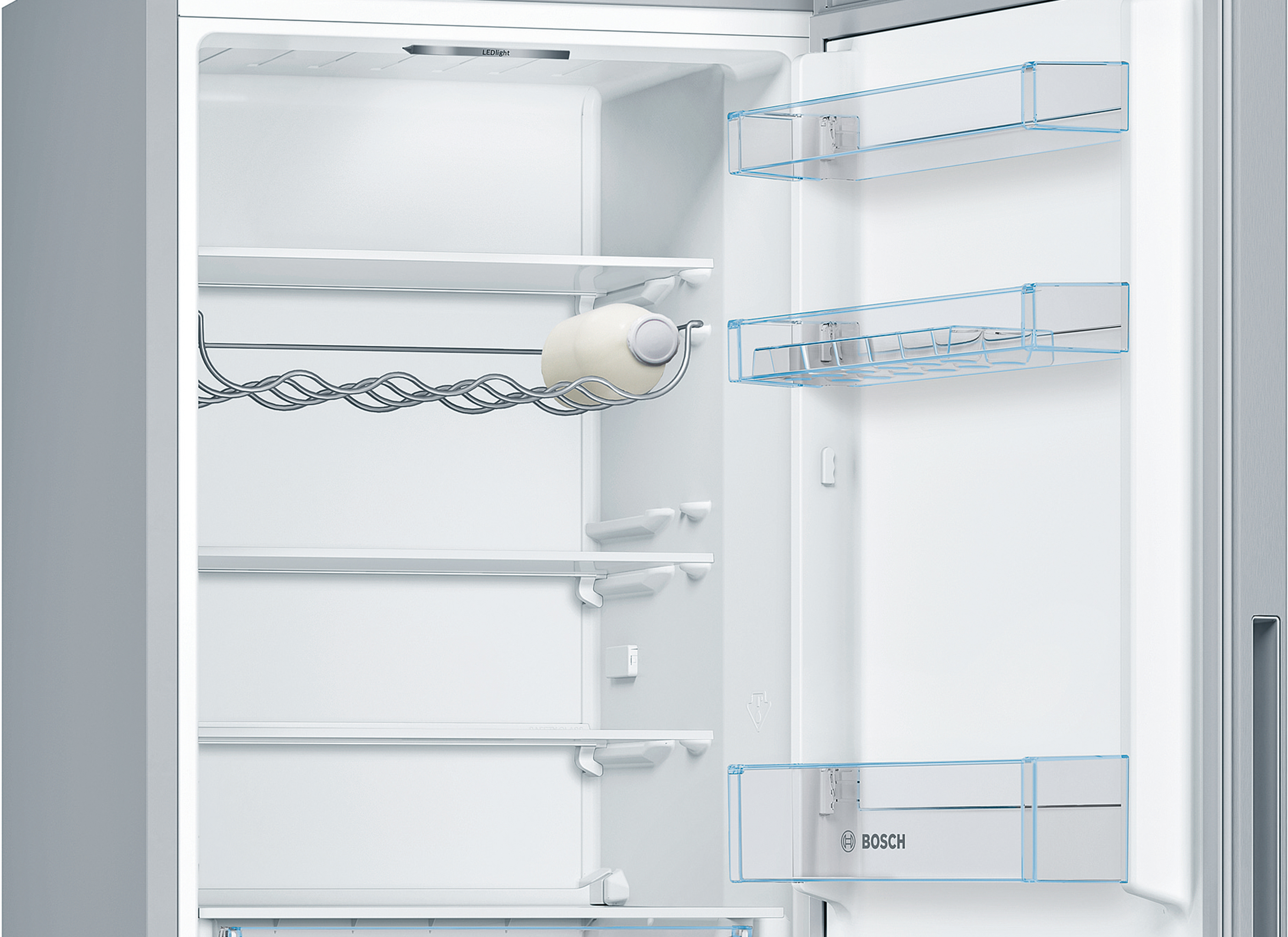 Die Kühlschranktür ist offen und zeigt Regale mit Gegenständen im Inneren. Es ist ein Bosch-Kühlschrank.