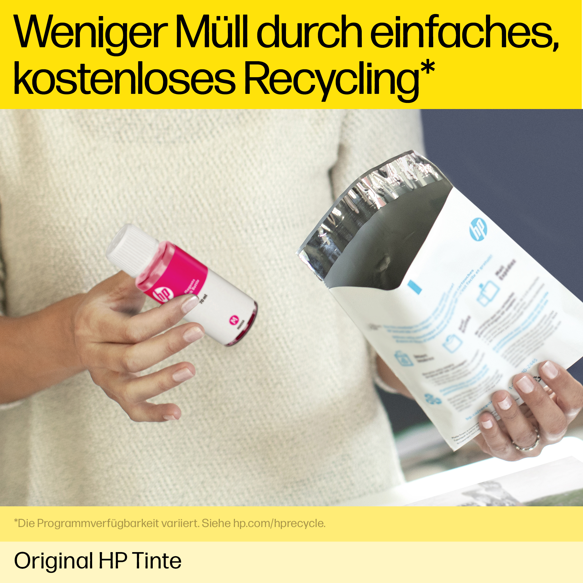 Eine Person hält eine HP-Tintenflasche und eine Recycling-Tüte.