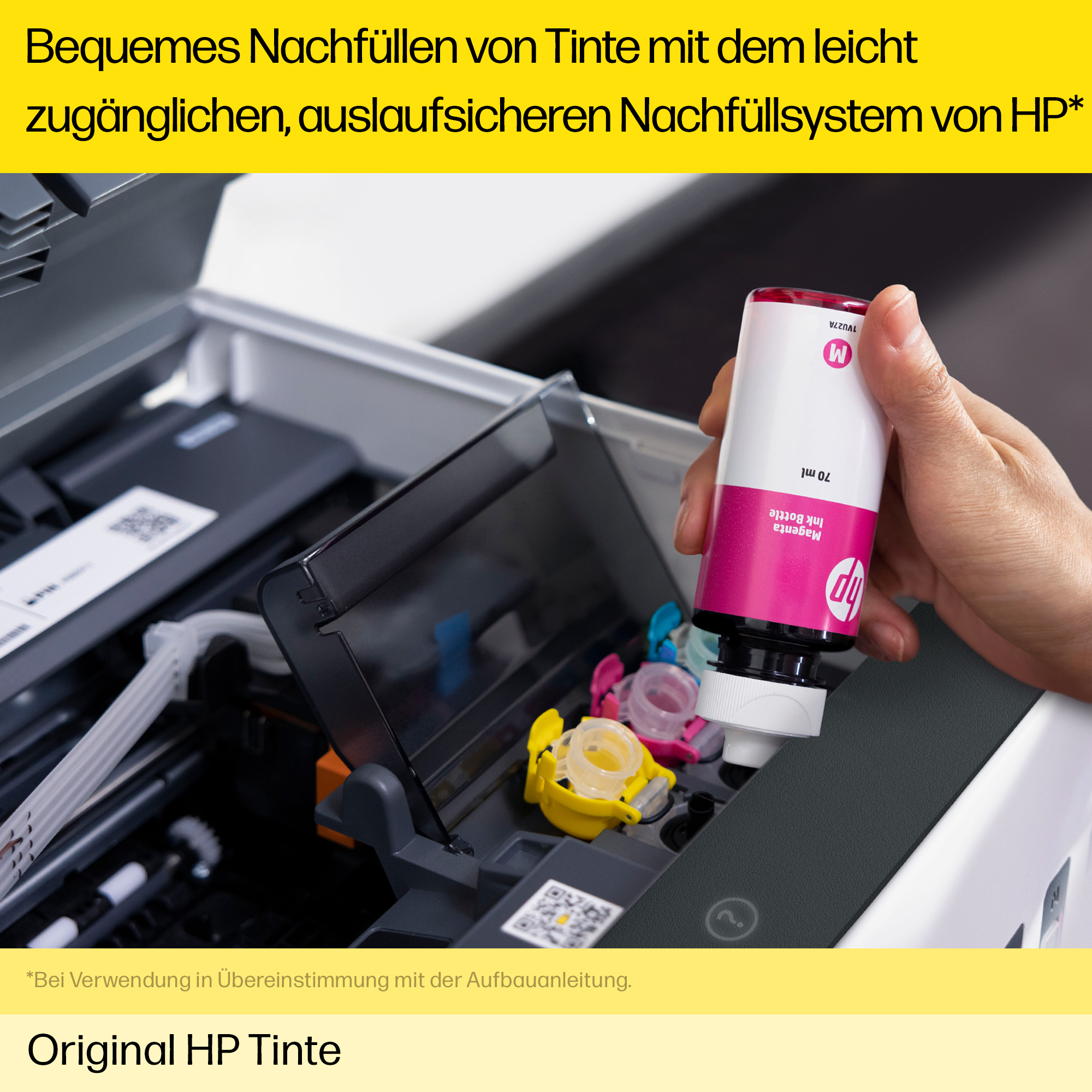 Eine Person füllt eine magenta Tintenpatrone in einen Drucker. Tintenflasche und Drucker sichtbar.
