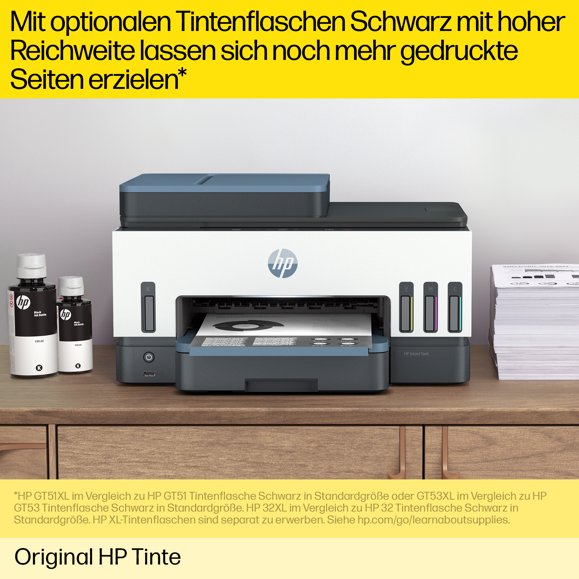 HP-Drucker mit Tintenflaschen und gedruckten Papieren auf einem Holztisch. Weißer Hintergrund.
