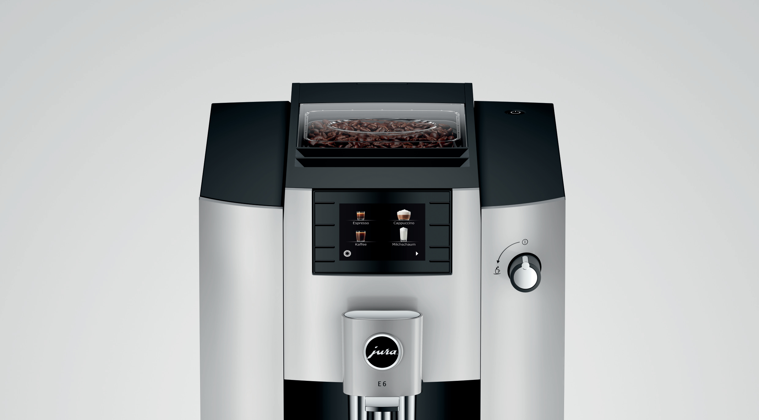 Eine silber-schwarze Kaffeemaschine mit Kaffeebohnen in einem transparenten Behälter oben.