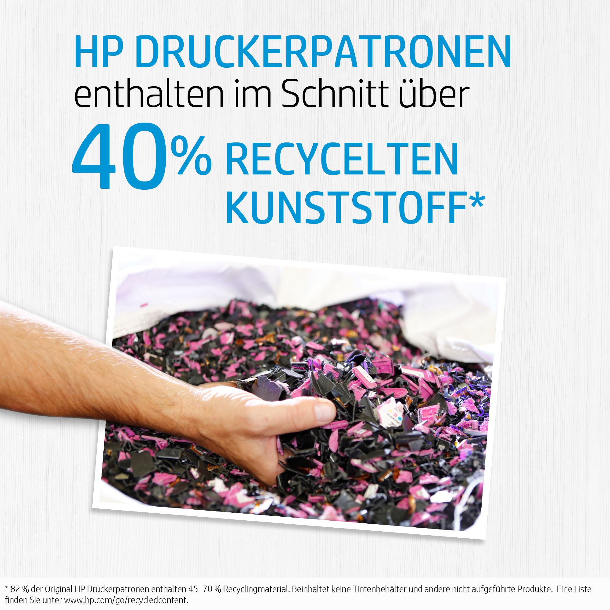Eine Hand hält einen Beutel mit zerkleinertem Kunststoff. Text: HP-Kartuschen enthalten über 40 % recyceltes Plastik.