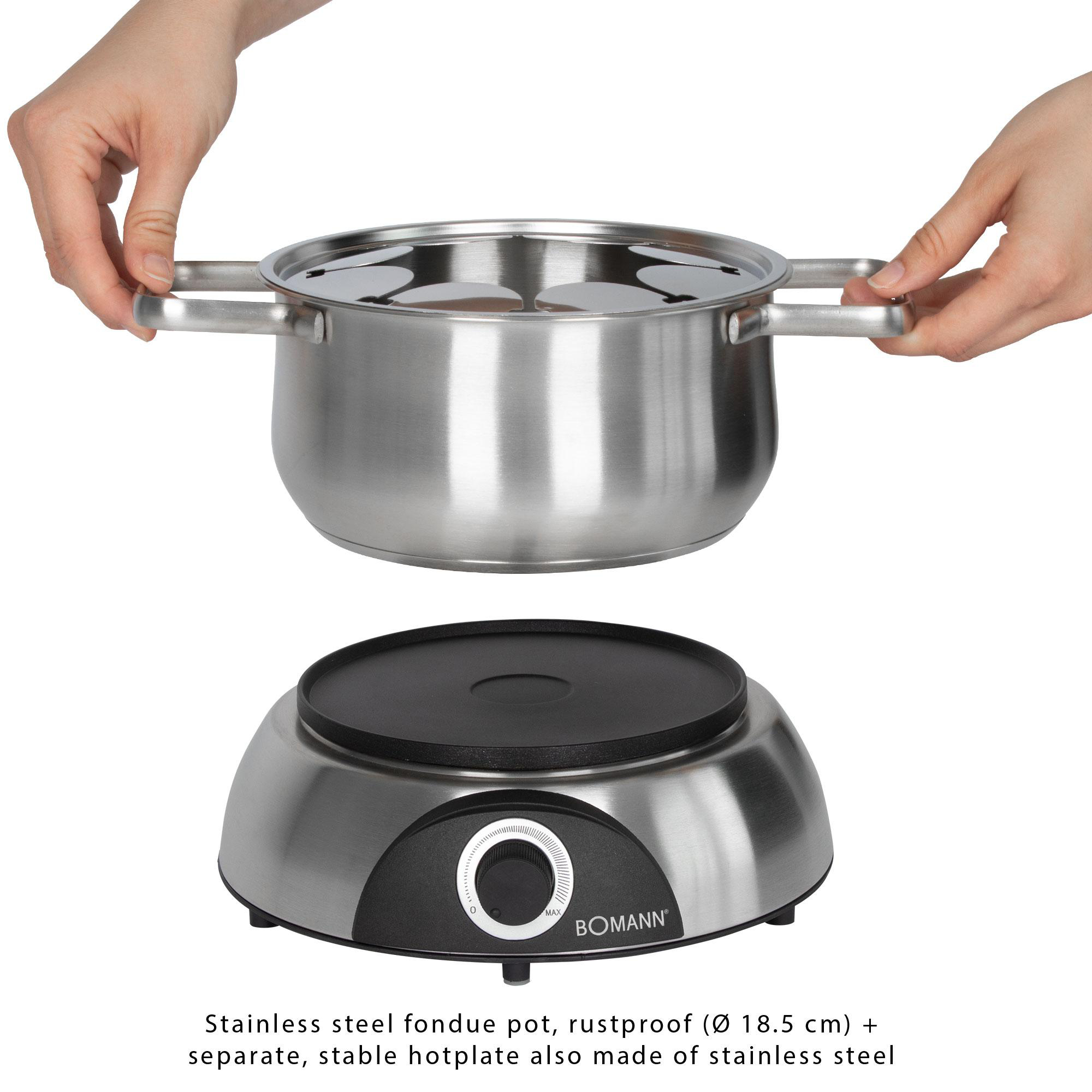 Edelstahl-Fondue-Topf mit separater Herdplatte mit Drehknopf, gehalten von Händen.