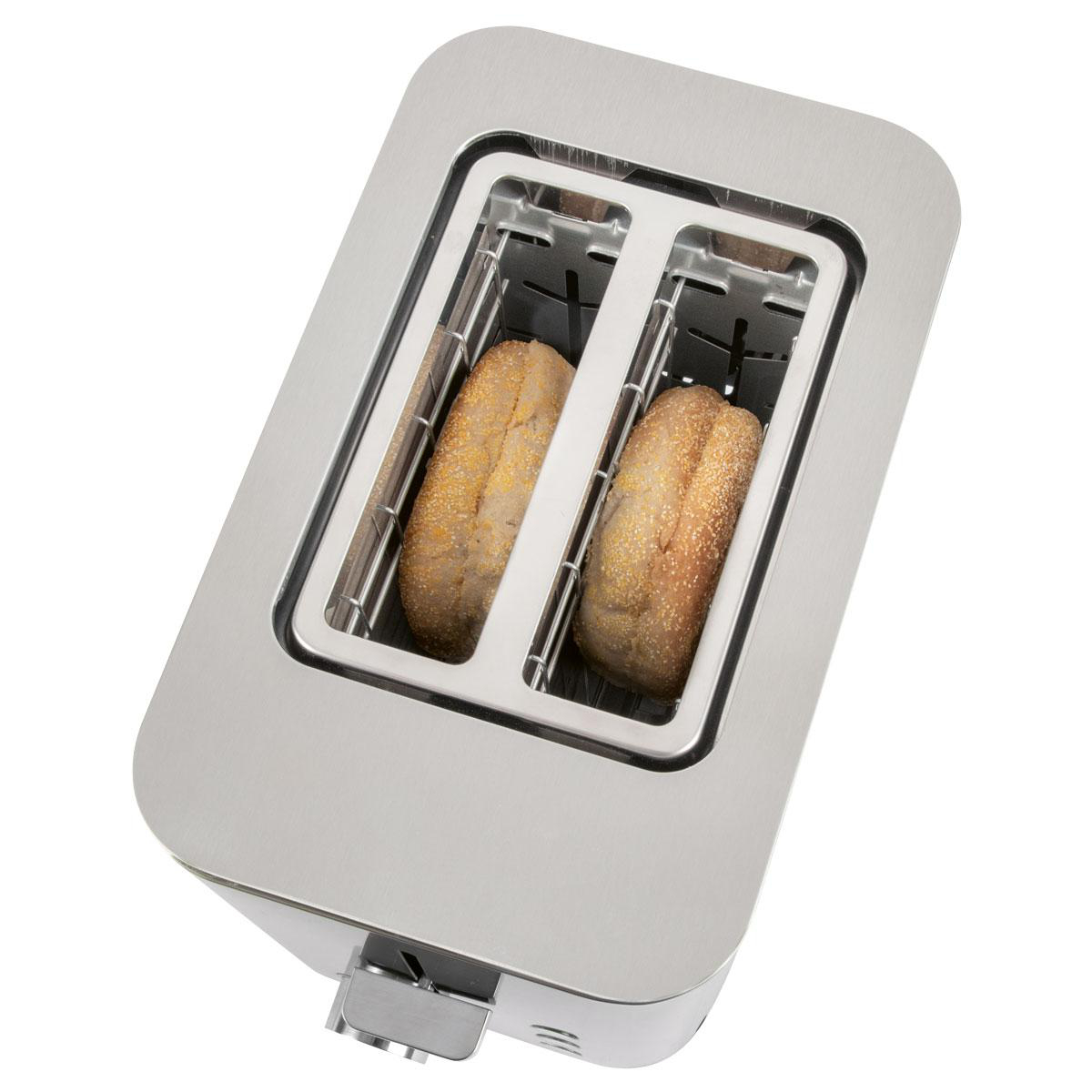 Zwei Brötchenhälften in einem silbernen Toaster mit zwei Schlitzen.