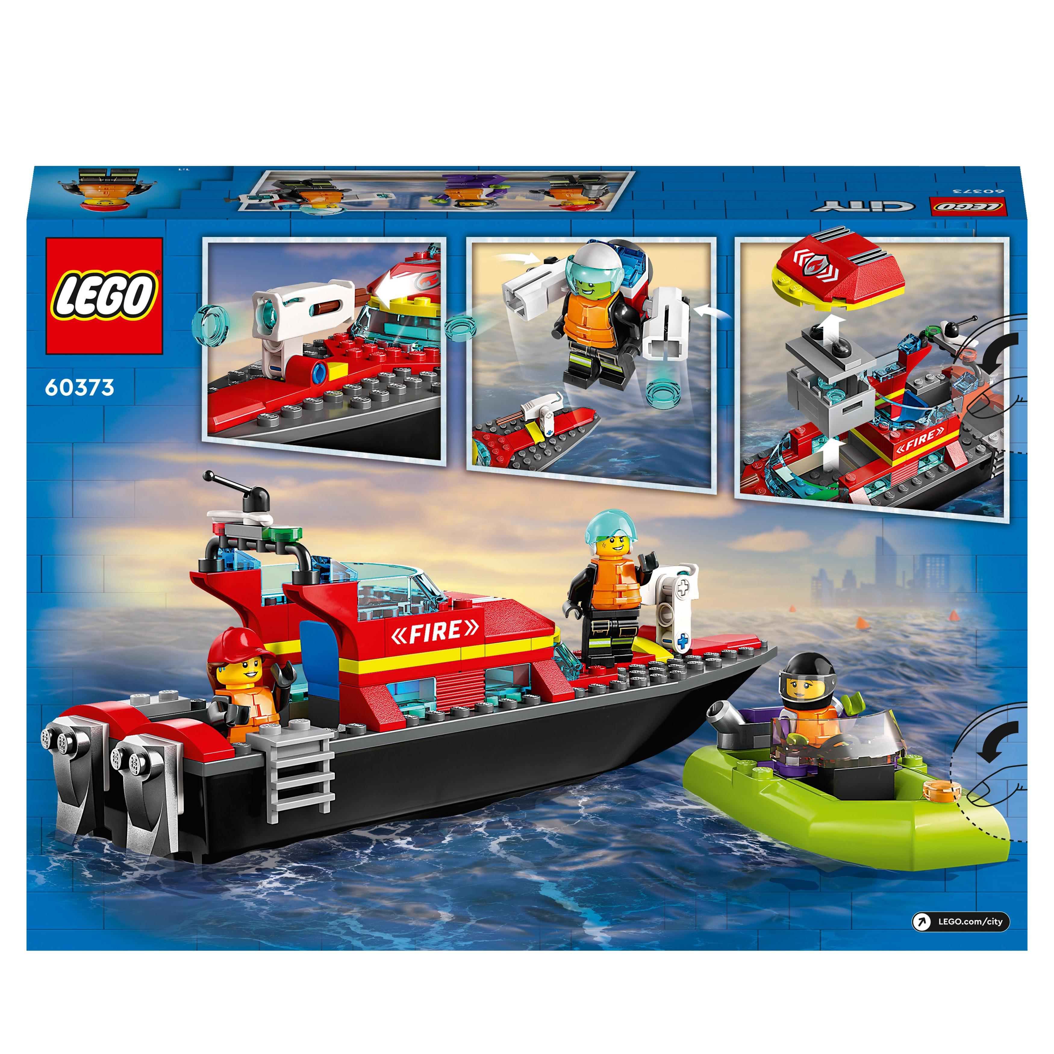 LEGO City Fireboat-Set-Box, die ein Feuerboot, ein kleines Boot und Minifiguren zeigt. Stadt-Hintergrund.