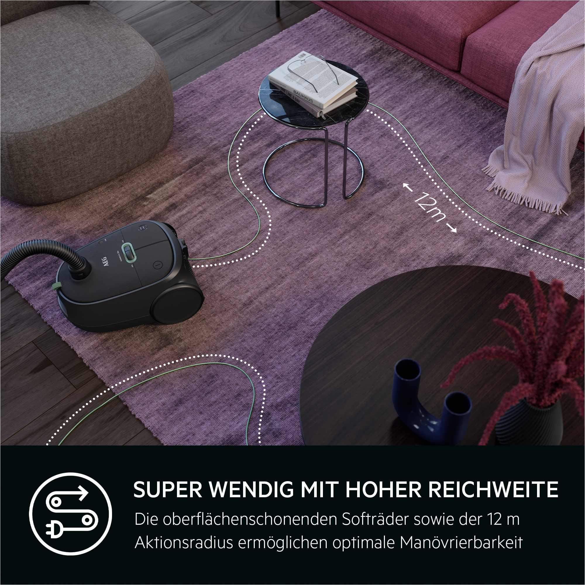 Ein schwarzer Staubsauger auf einem lila Teppich, im Hintergrund ein Tisch und ein Sofa.