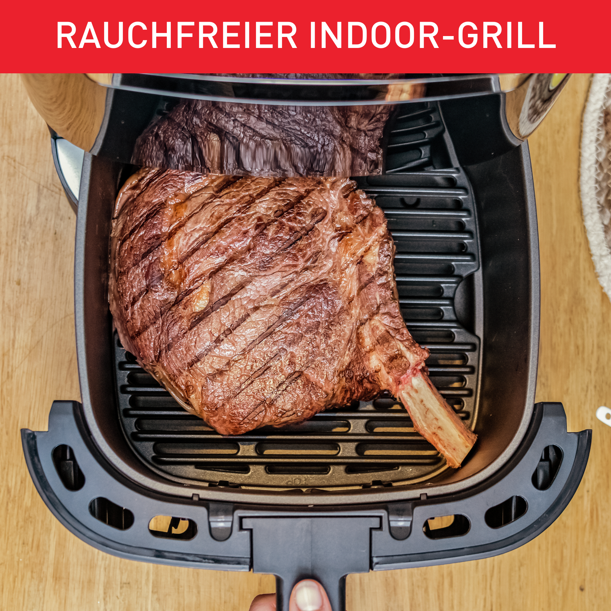 Gegrilltes Steak in einem Grill. Steak mit Knochen in einem schwarzen Grill. Holz-Hintergrund.