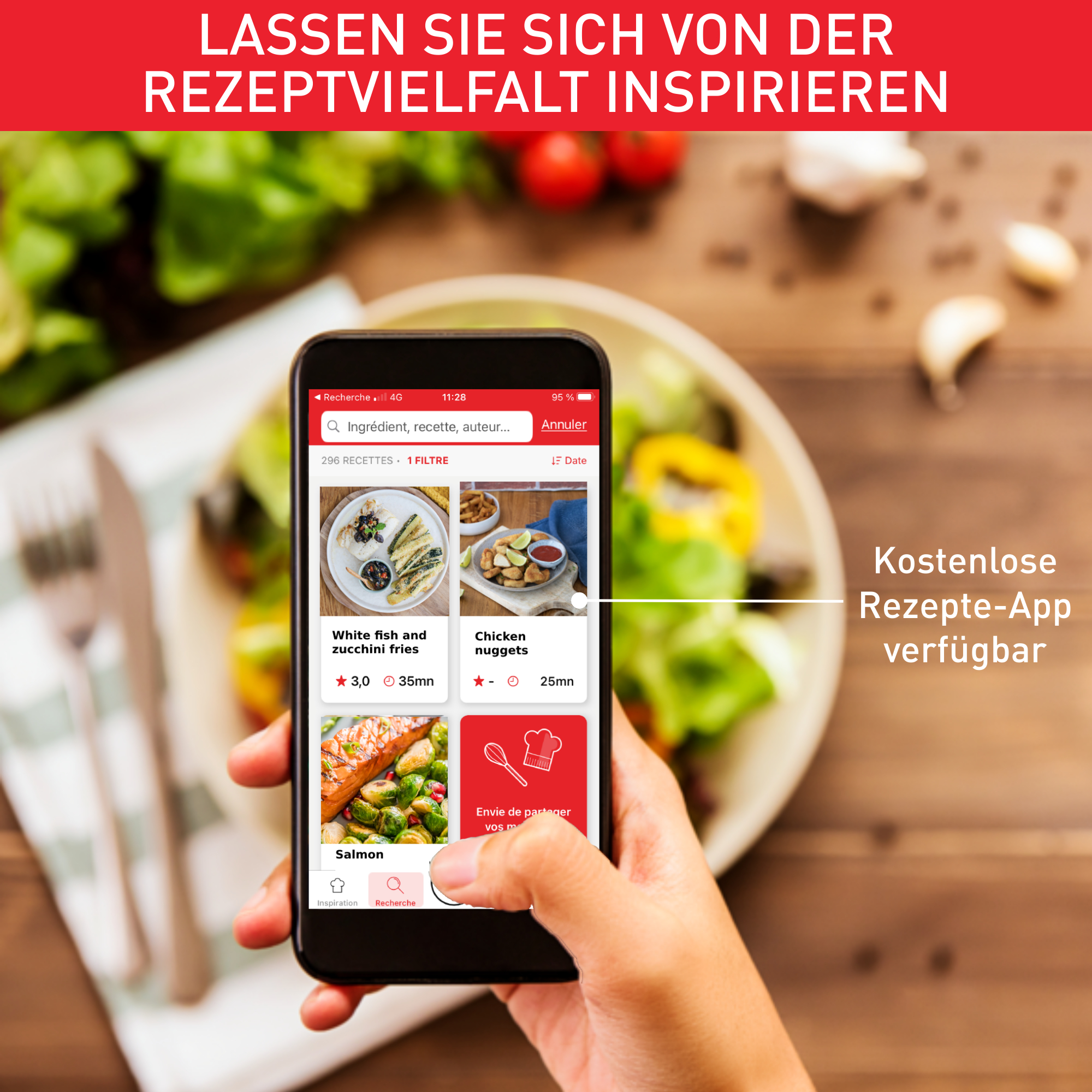 Person hält Smartphone. Rezepte auf dem Bildschirm, Essen im Hintergrund. Holztisch.