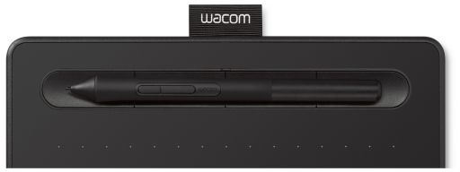 Une tablette Wacom noire avec un stylo au centre, le logo Wacom en haut.