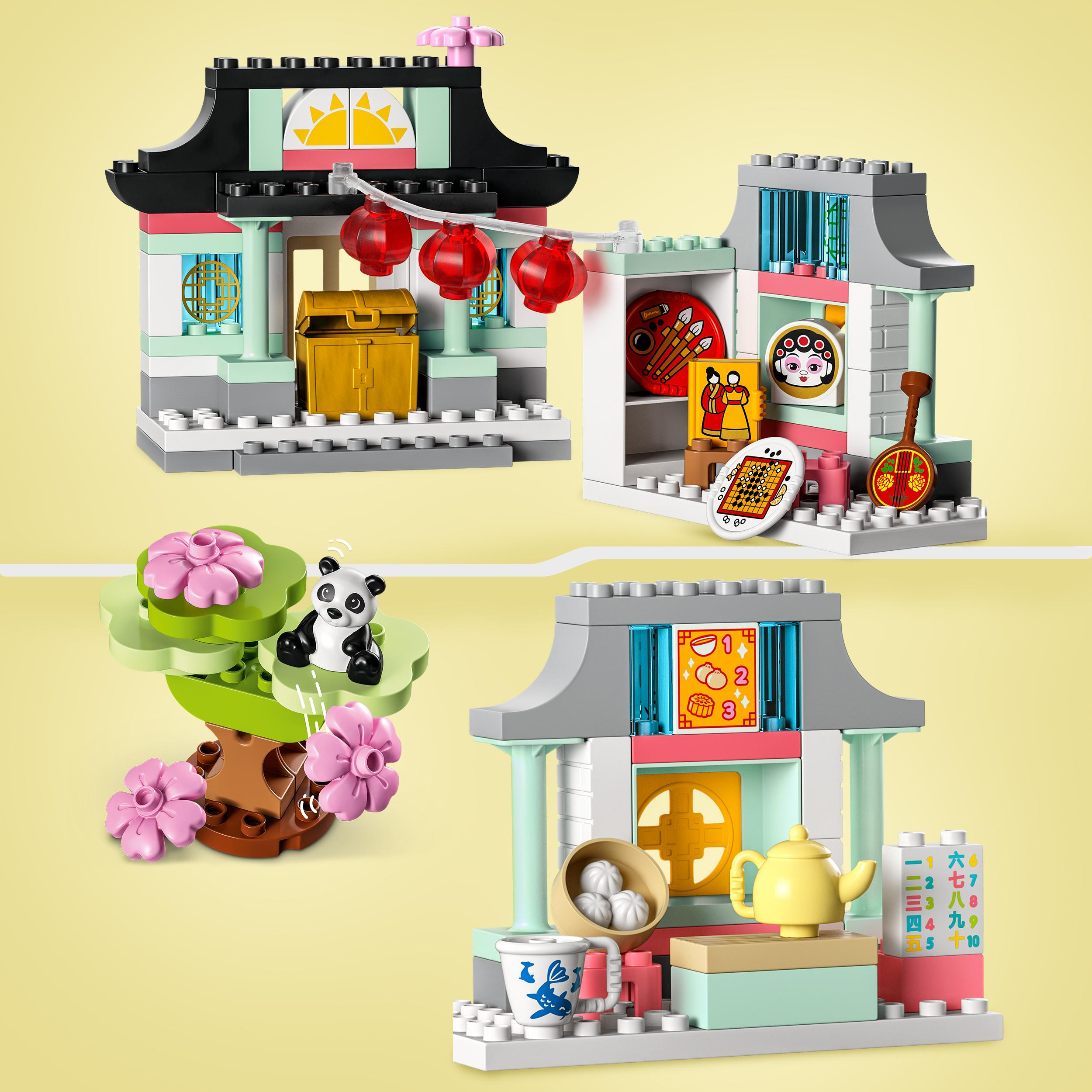 Lego-Set eines traditionellen chinesischen Gebäudes mit einem Panda und einem kleinen Baum, mit anderen Gebäuden.