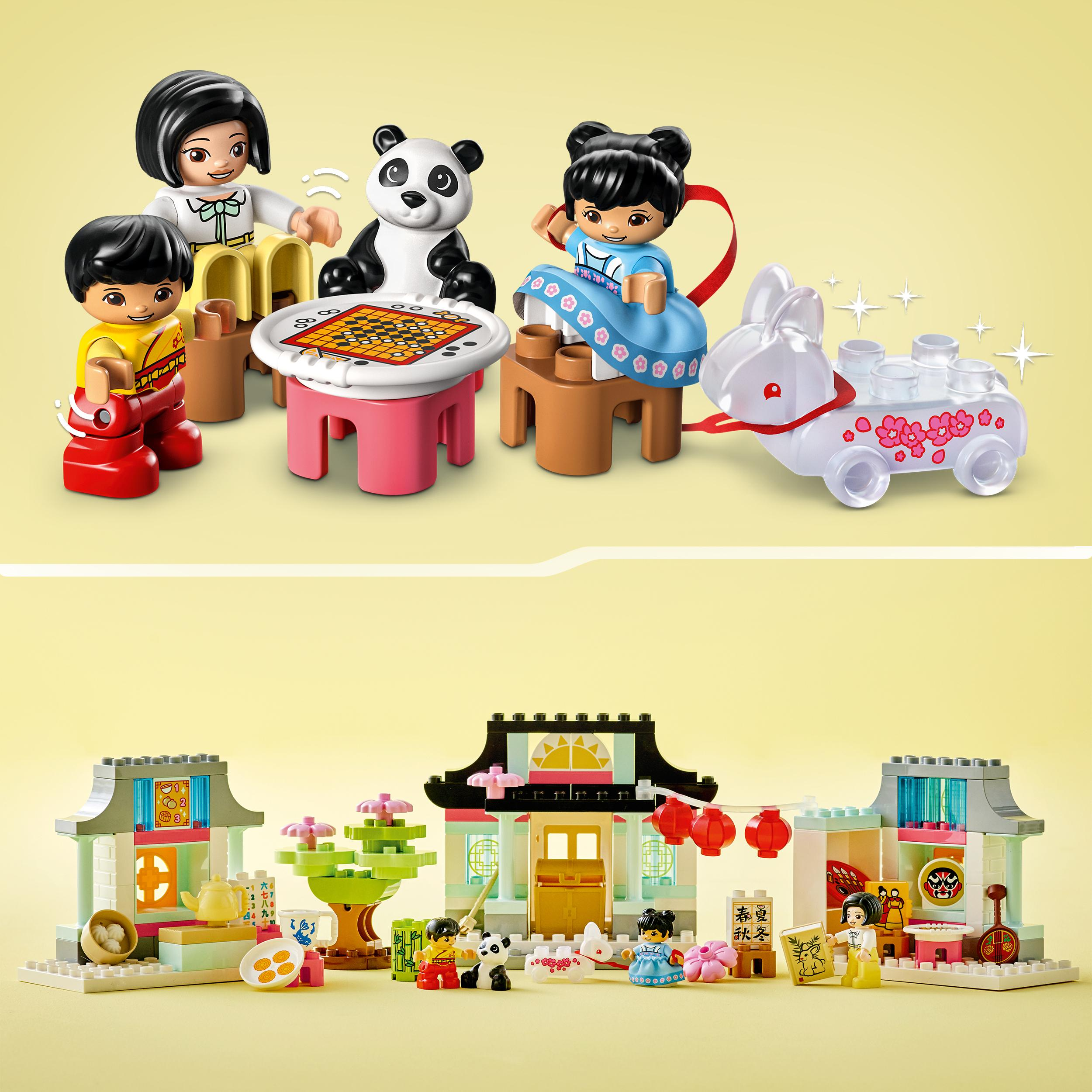 Lego-Figuren mit Panda, Tisch und Kaninchen. Die Szene spielt in einer farbenfrohen, verspielten Umgebung.