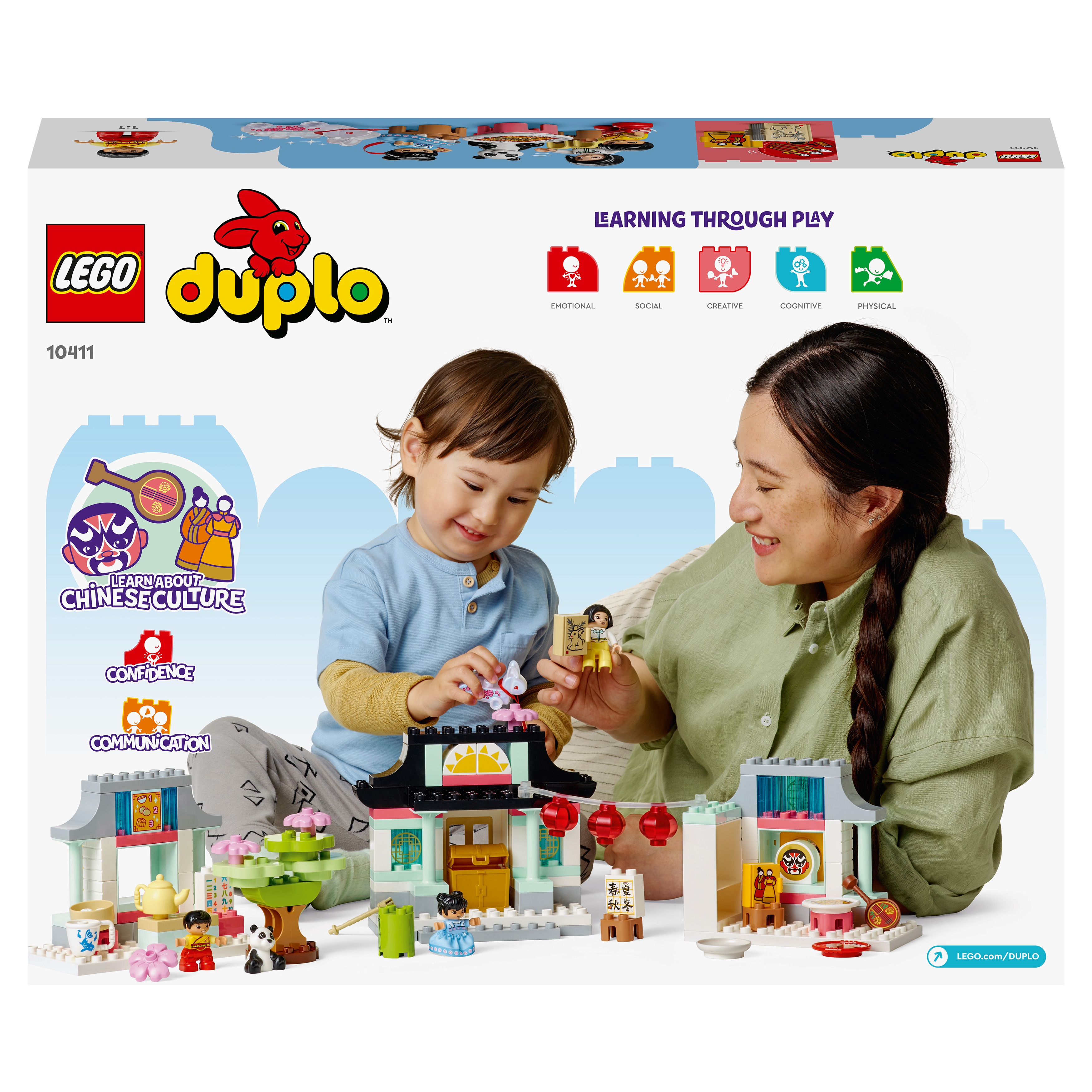 Ein Kind und eine Frau bauen ein Lego Duplo Set. Das Set hat ein chinesisches Thema.