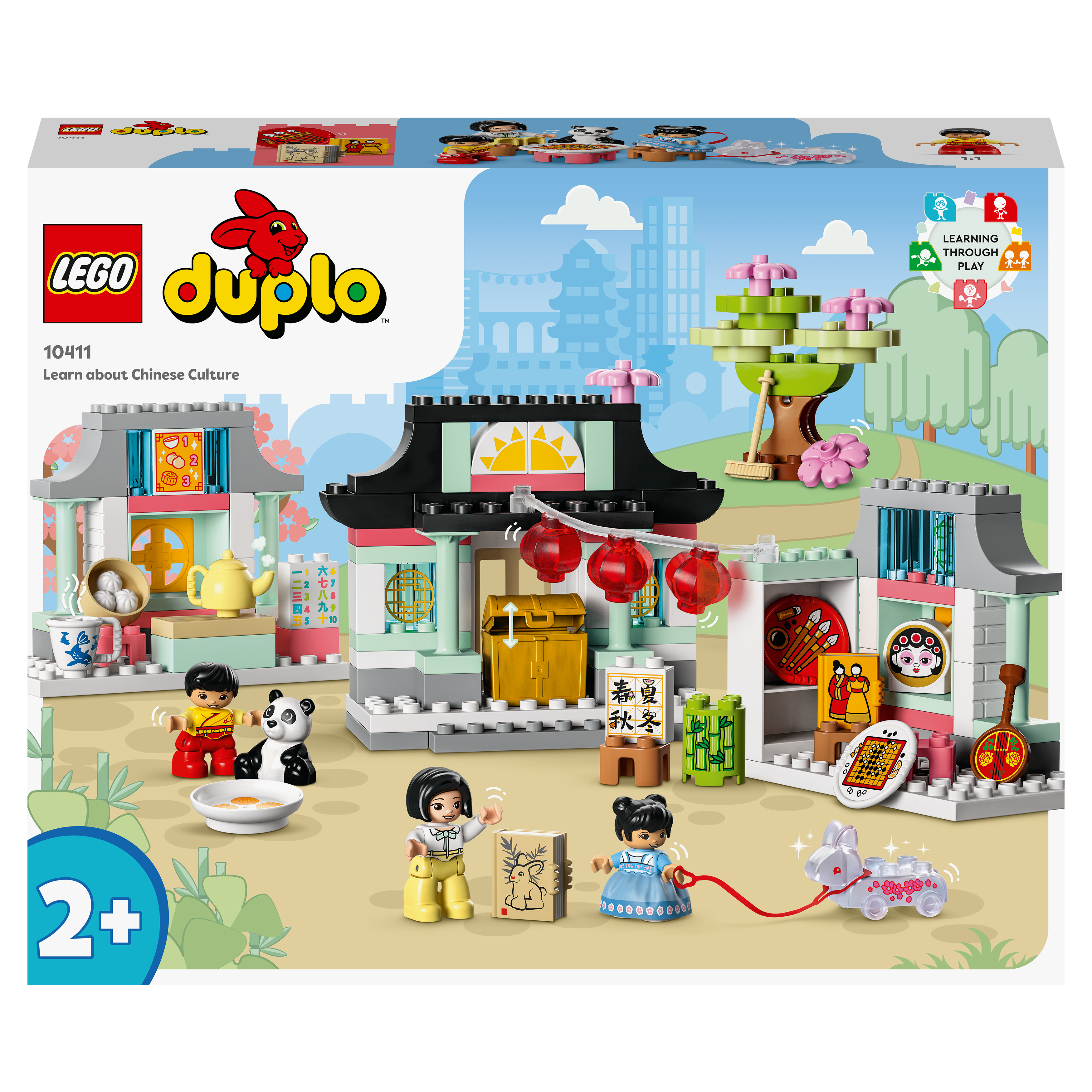 Ein Lego Duplo Set mit einem Gebäude im chinesischen Stil mit Minifiguren, einem Panda und verschiedenen kulturellen Elementen.
