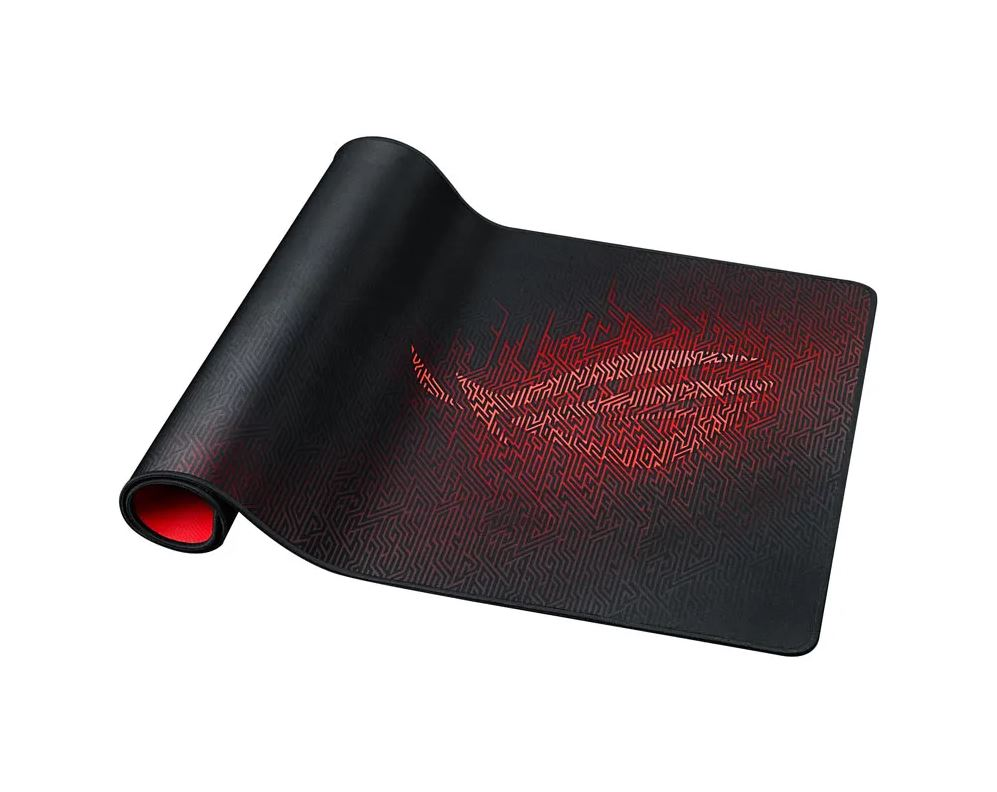 Tapis de souris de jeu noir et rouge avec un bord enroulé. Le logo ROG est sur le côté droit. Le fond est blanc.
