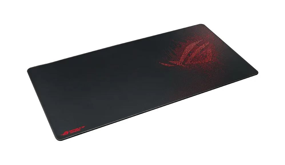 Tapis de souris rectangulaire noir. Logo ROG rouge en haut à droite et en bas à gauche. Fond blanc.