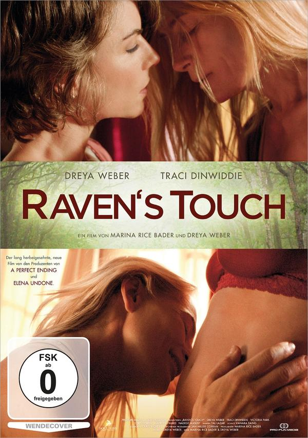 DVD-Cover mit zwei sich küssenden Frauen. Text: Raven's Touch. Ein Film von Marina Rice Bader.