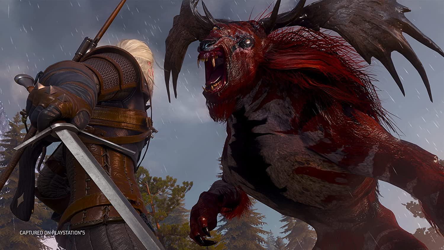 Un Witcher luchando contra un monstruo en un ambiente lluvioso. El monstruo es rojo y tiene cuernos.