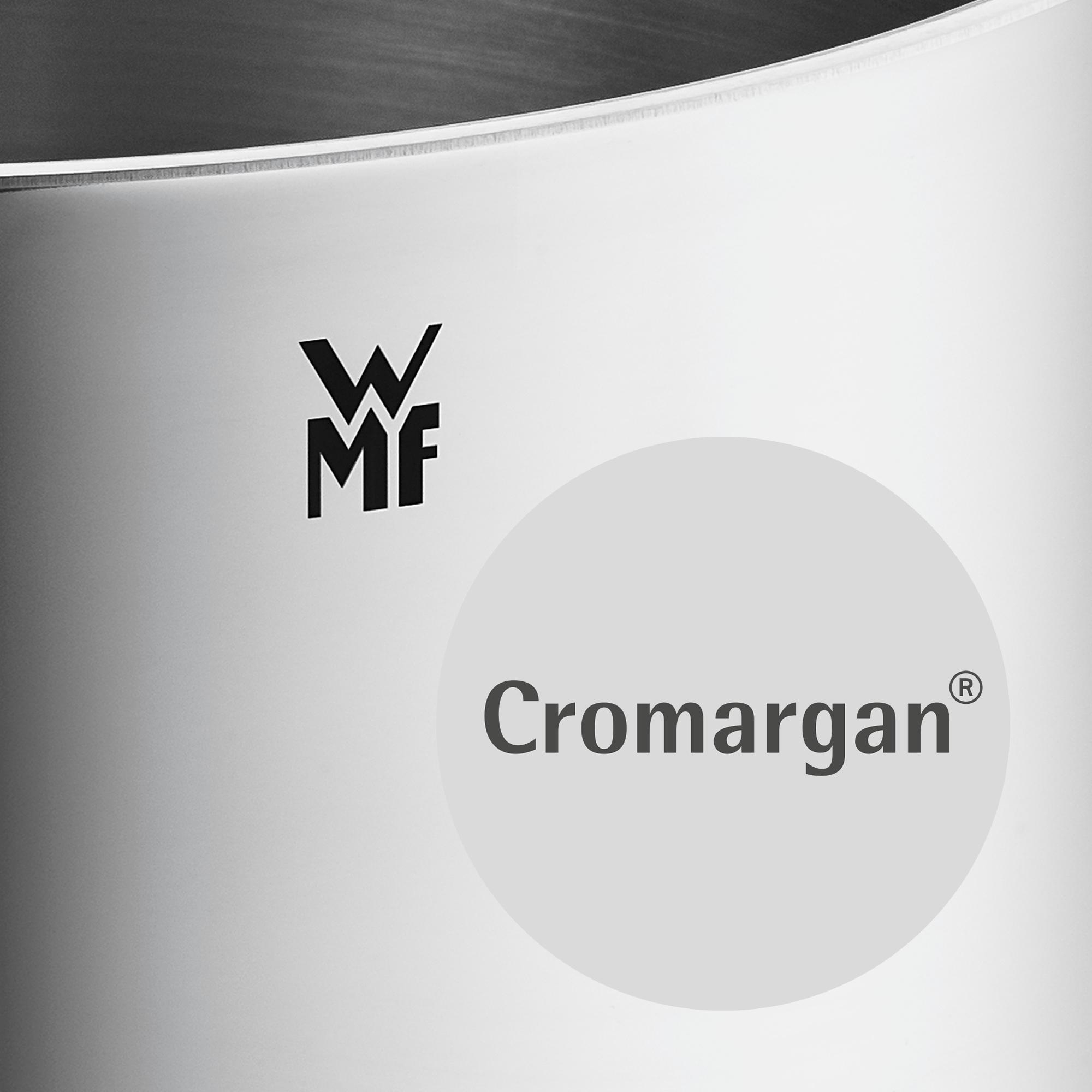 Nahaufnahme eines Edelstahltopfs, mit dem Cromargan-Logo prominent auf einem weißen Kreis angezeigt.